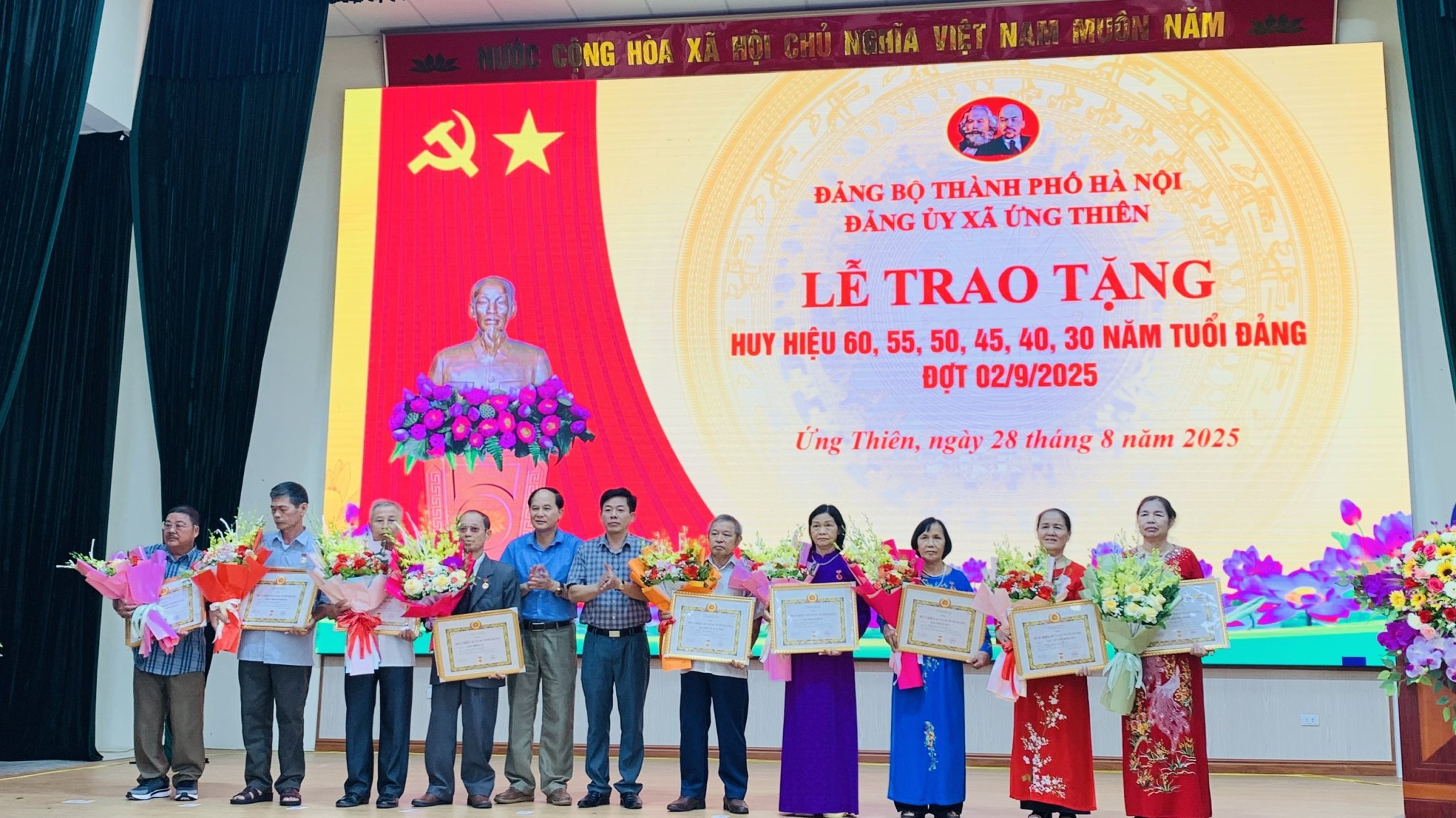 Xã Ứng Thiên trao Huy hiệu Đảng tặng 45 đảng viên - ảnh 9