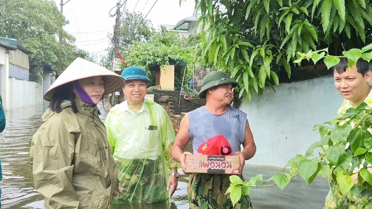 Xã Đoài Phương: Thăm hỏi, tặng qua các hộ dân bị ngập lụt - ảnh 6
