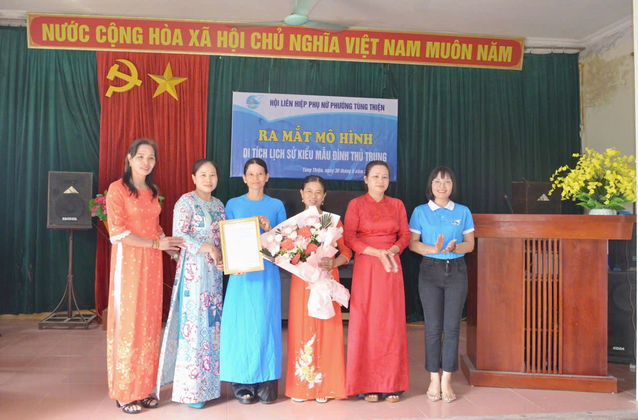 Phụ nữ phường Tùng Thiện đồng diễn dân vũ chào mừng Quốc khánh 2/9 - ảnh 5