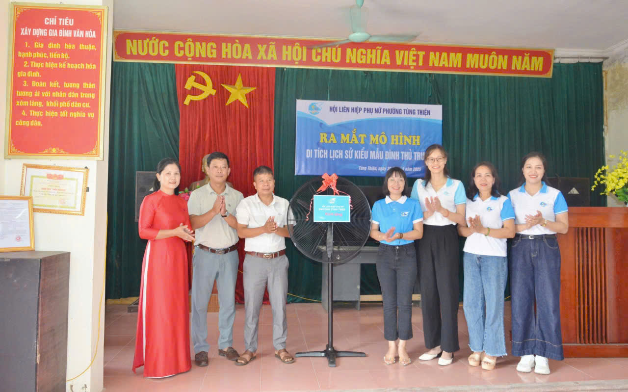 Phụ nữ phường Tùng Thiện đồng diễn dân vũ chào mừng Quốc khánh 2/9 - ảnh 4