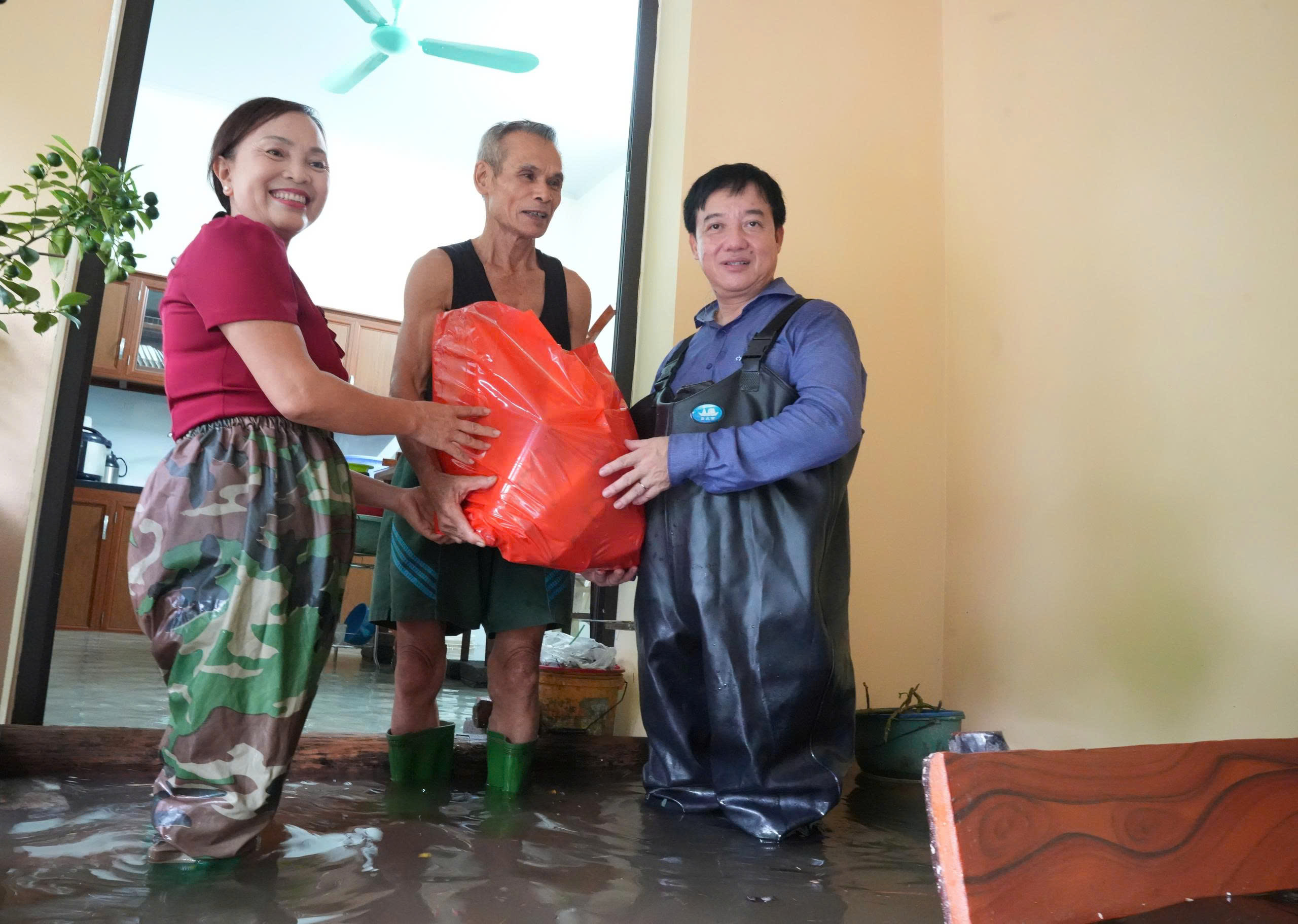 Lãnh đạo phường Sơn Tây thăm, tặng quà các gia đình bị ngập nước do ảnh hưởng bão số 5 - ảnh 3