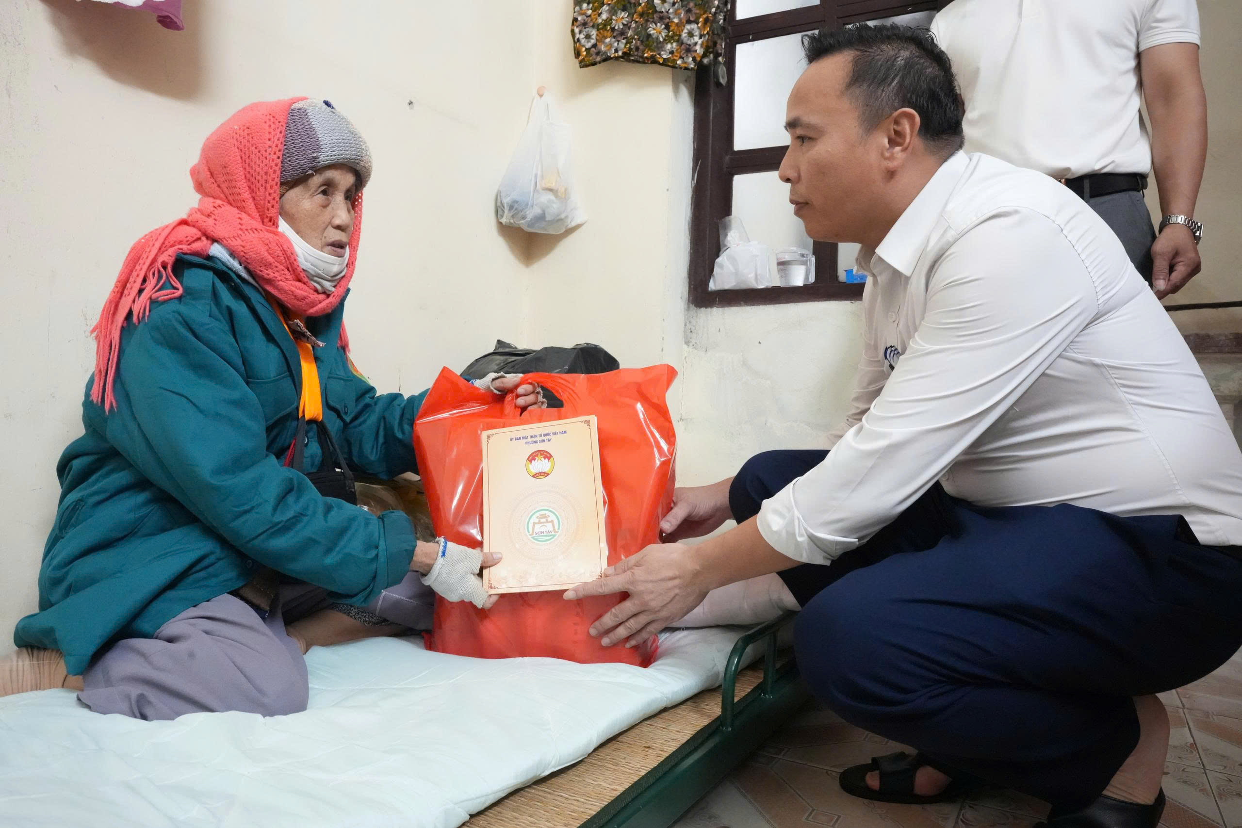 Lãnh đạo phường Sơn Tây thăm, tặng quà các gia đình bị ngập nước do ảnh hưởng bão số 5 - ảnh 2