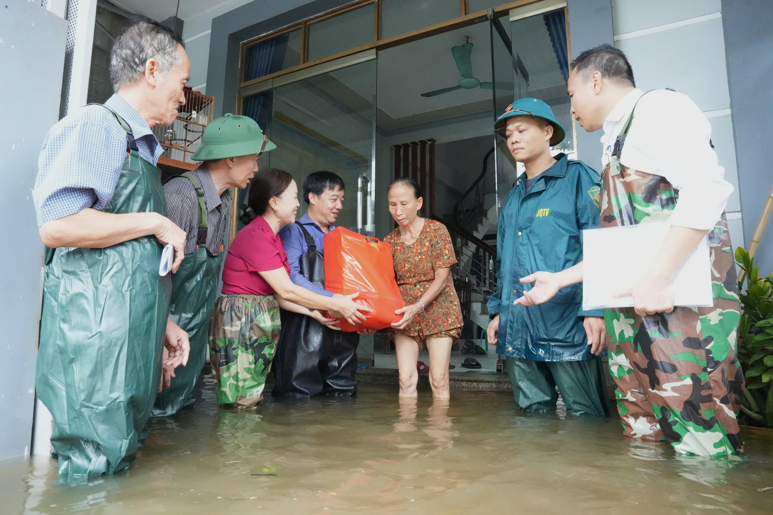 Lãnh đạo phường Sơn Tây thăm, tặng quà các gia đình bị ngập nước do ảnh hưởng bão số 5 - ảnh 1