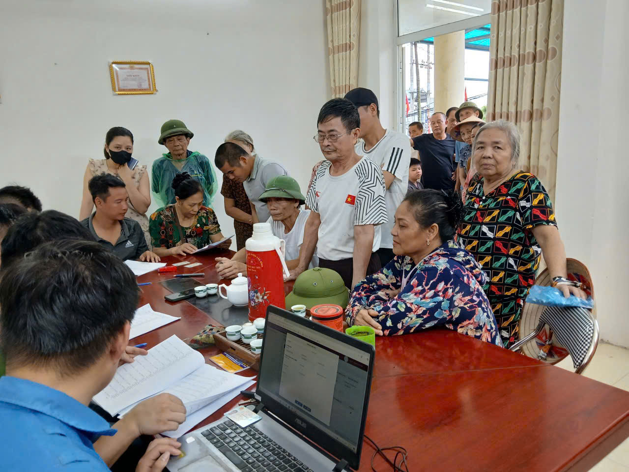 Người dân xã Vân Đình phấn khởi nhận tiền quà Tết độc lập - ảnh 3