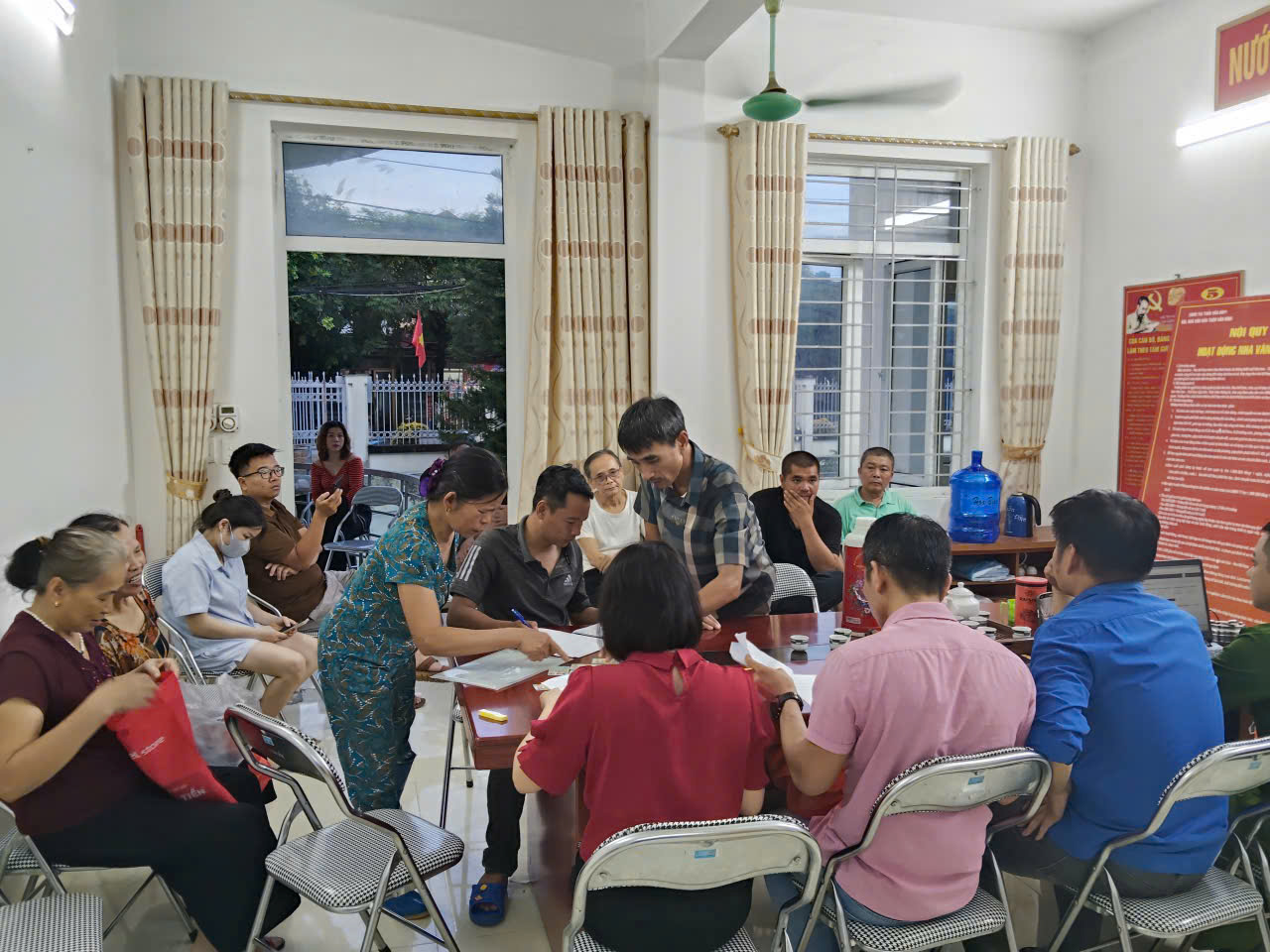 Người dân xã Vân Đình phấn khởi nhận tiền quà Tết độc lập - ảnh 4