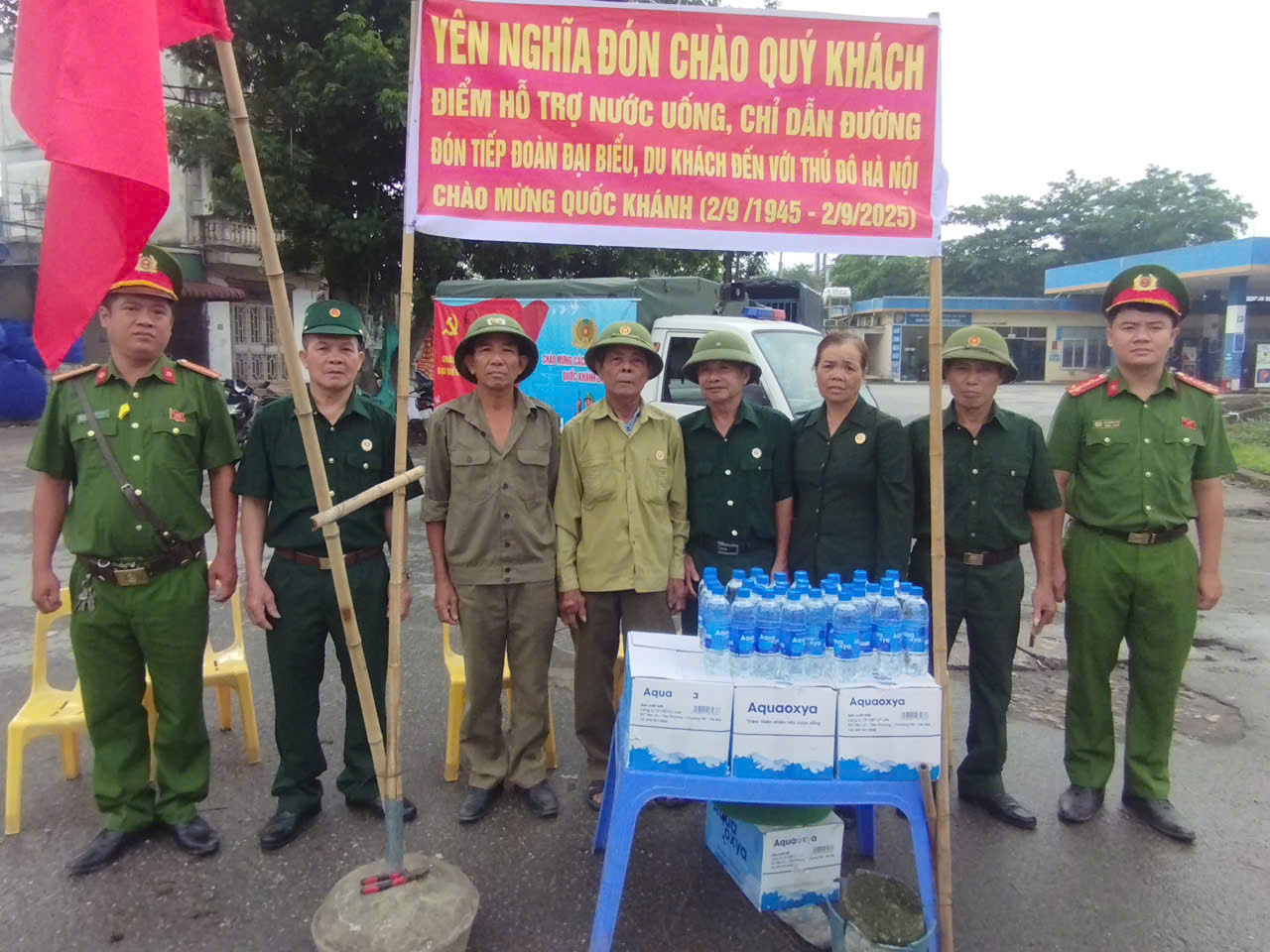 Phường Yên Nghĩa phát nước miễn phí, lan tỏa tinh thần đoàn kết dịp Quốc khánh 2/9 - ảnh 1
