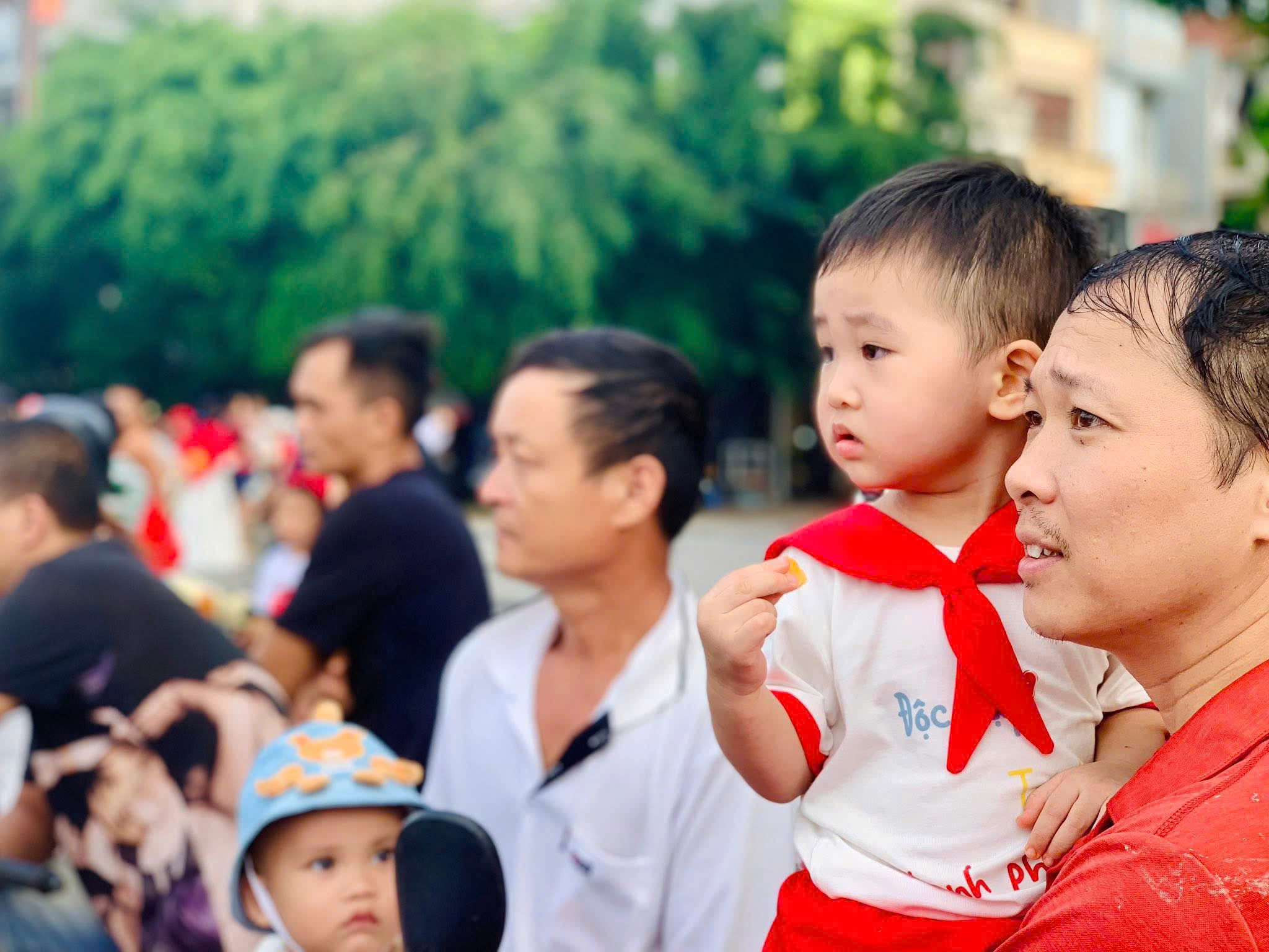 Hàng nghìn người theo dõi Lễ kỷ niệm, diễu binh, diễu hành qua màn hình led ở Thành cổ Sơn Tây - ảnh 4