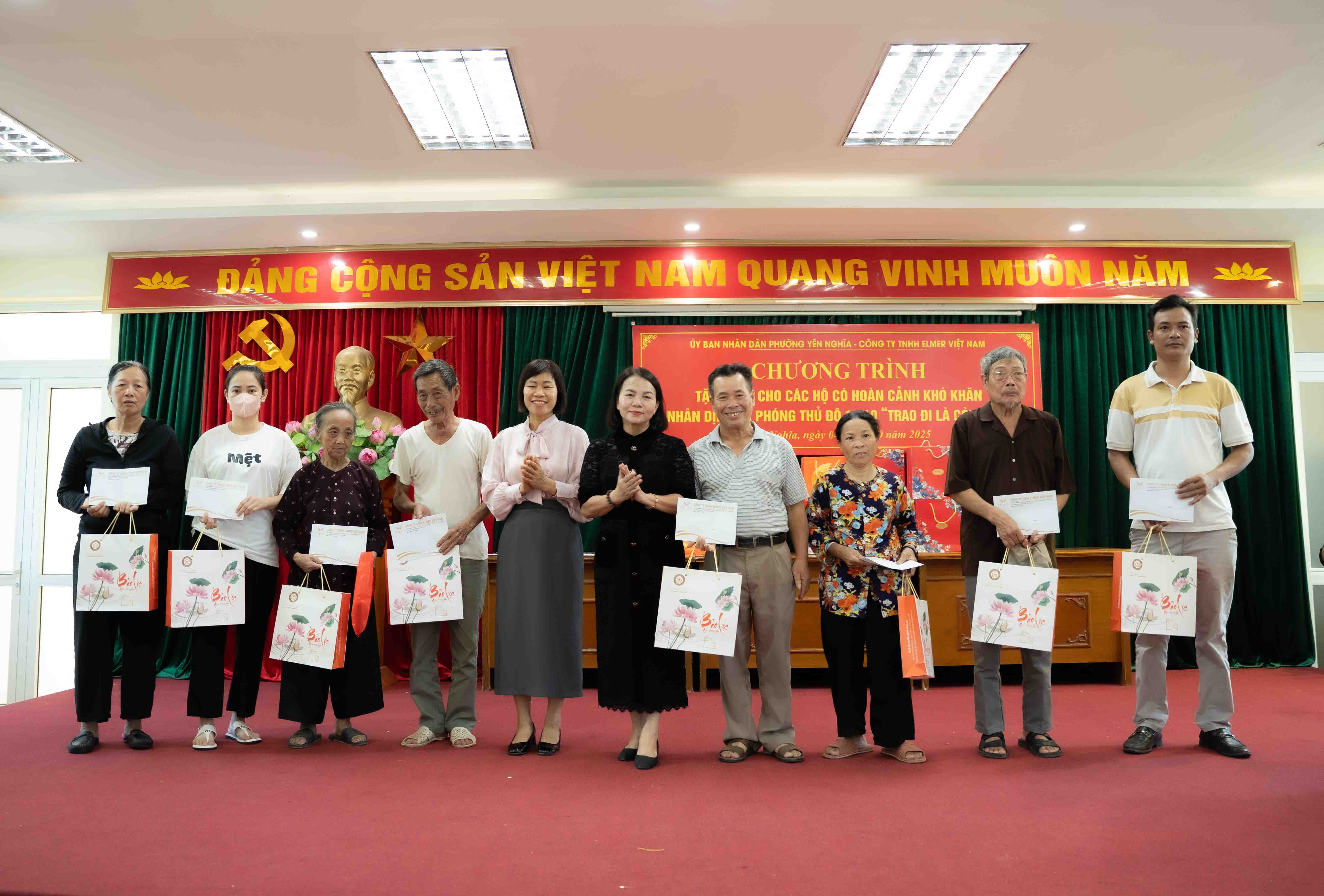 Phường Yên Nghĩa trao hơn 100 suất quà tặng các gia đình có hoàn cảnh khó khăn - ảnh 12