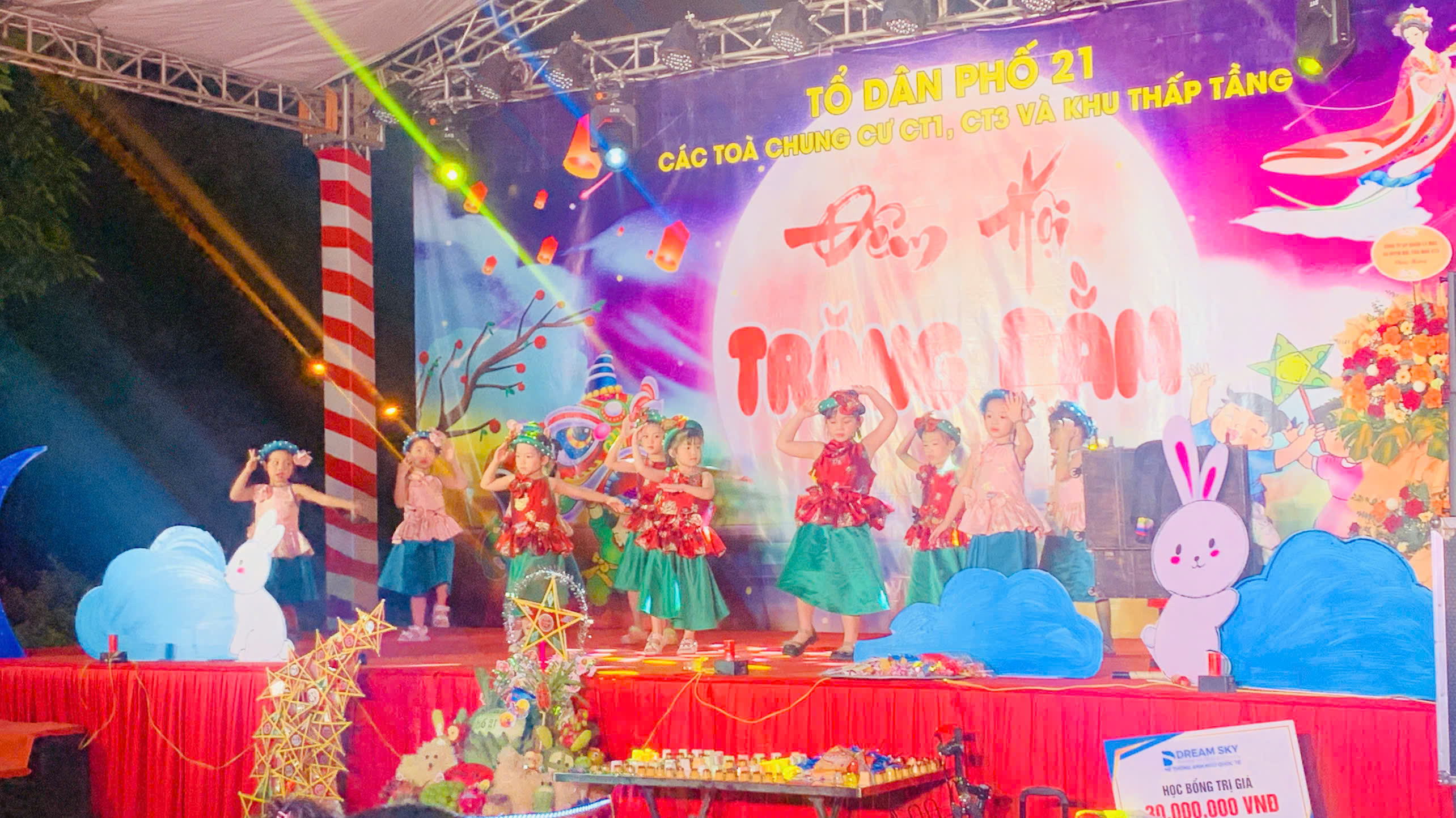 Phường Yên Nghĩa sôi động Đêm hội Trăng rằm, nhiều phần quà ý nghĩa đến với trẻ em - ảnh 5