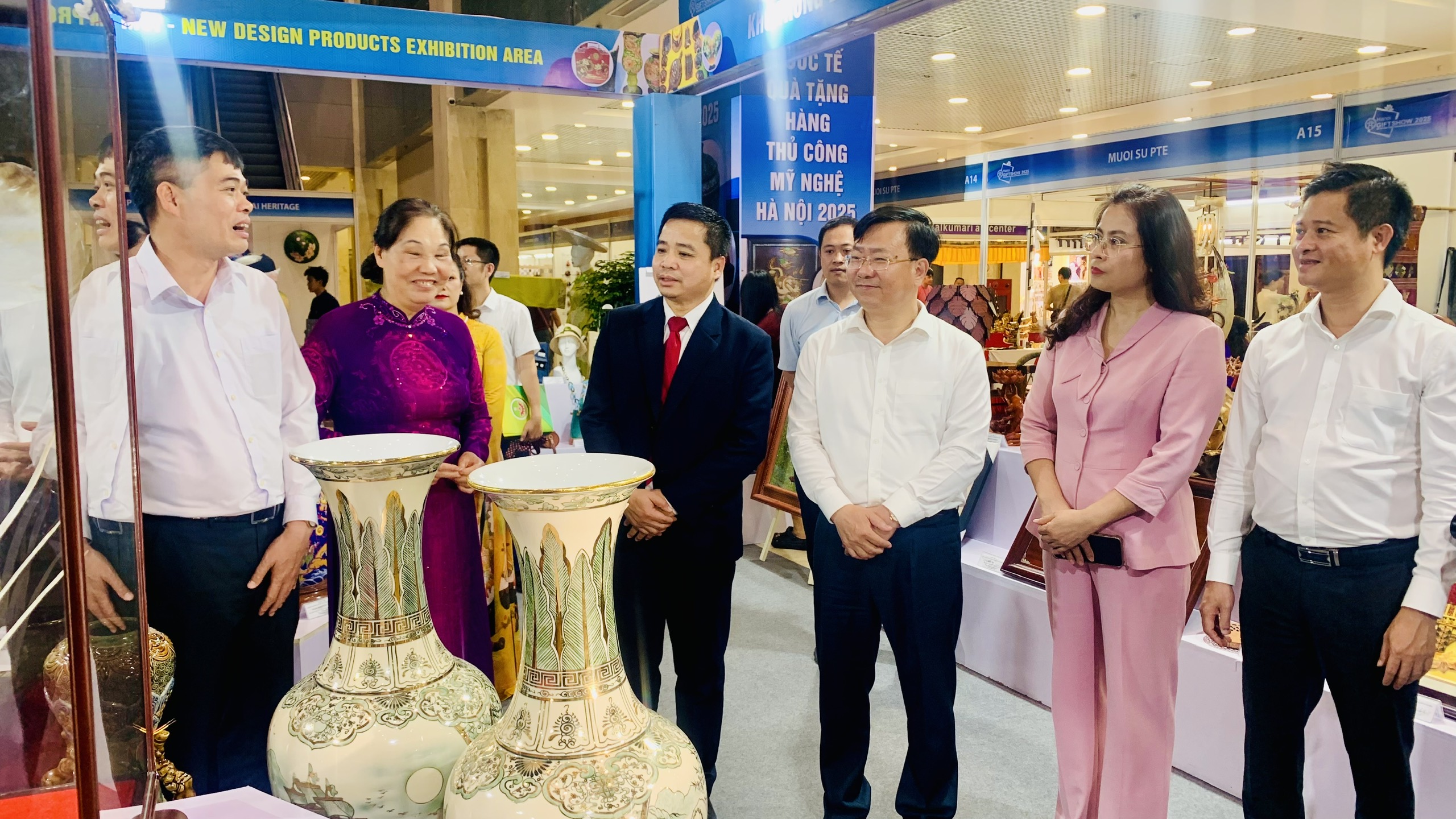 Khai mạc triển lãm Hội chợ quốc tế Quà tặng hàng thủ công mỹ nghệ Hà Nội 2025 - ảnh 3