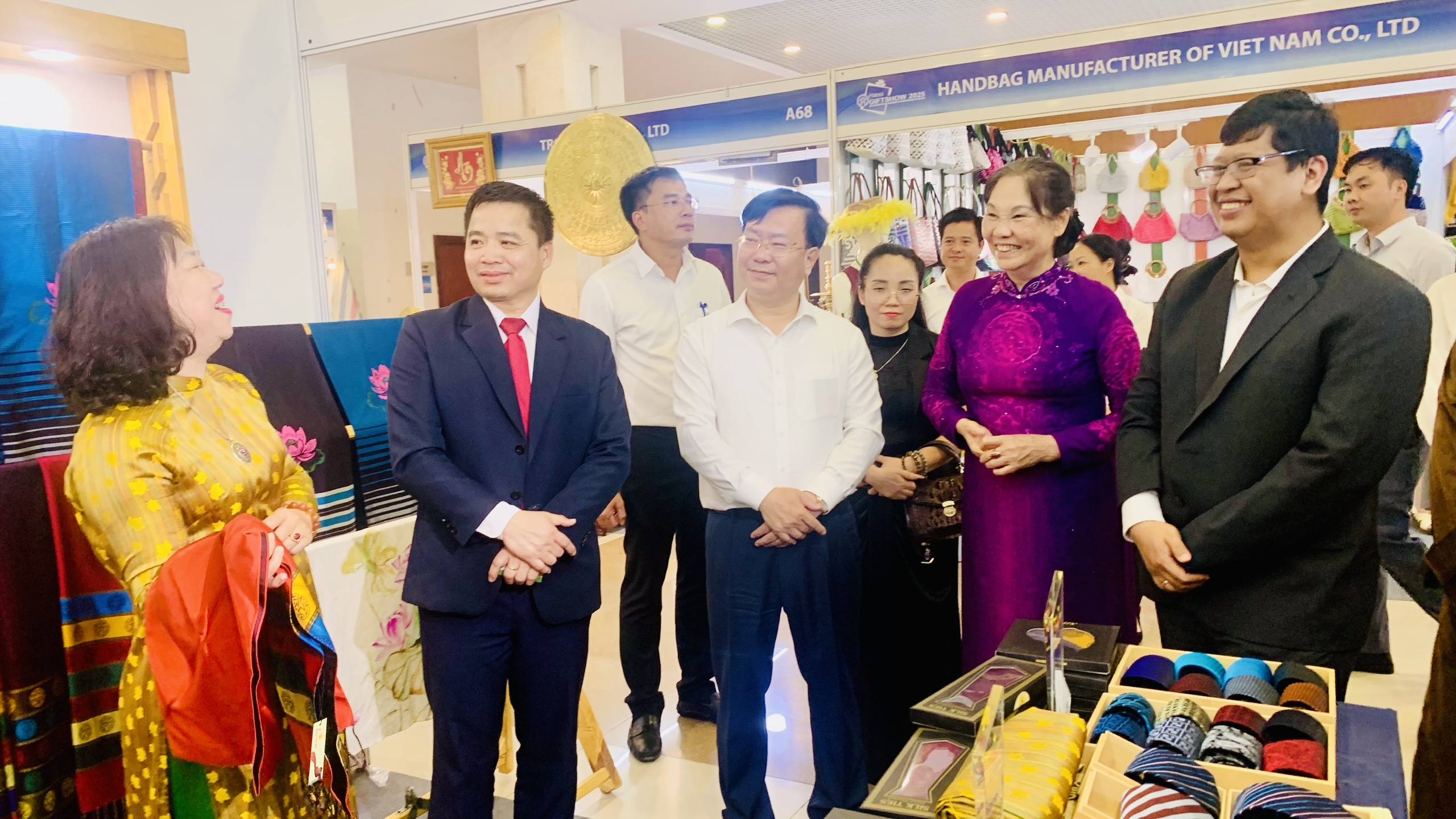 Khai mạc triển lãm Hội chợ quốc tế Quà tặng hàng thủ công mỹ nghệ Hà Nội 2025 - ảnh 5