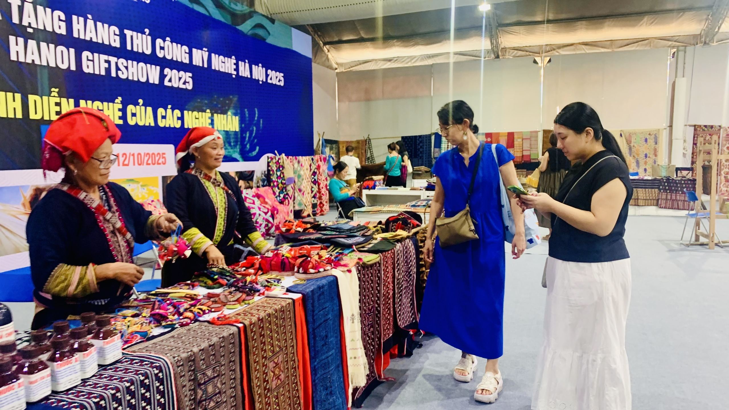 Khai mạc triển lãm Hội chợ quốc tế Quà tặng hàng thủ công mỹ nghệ Hà Nội 2025 - ảnh 6