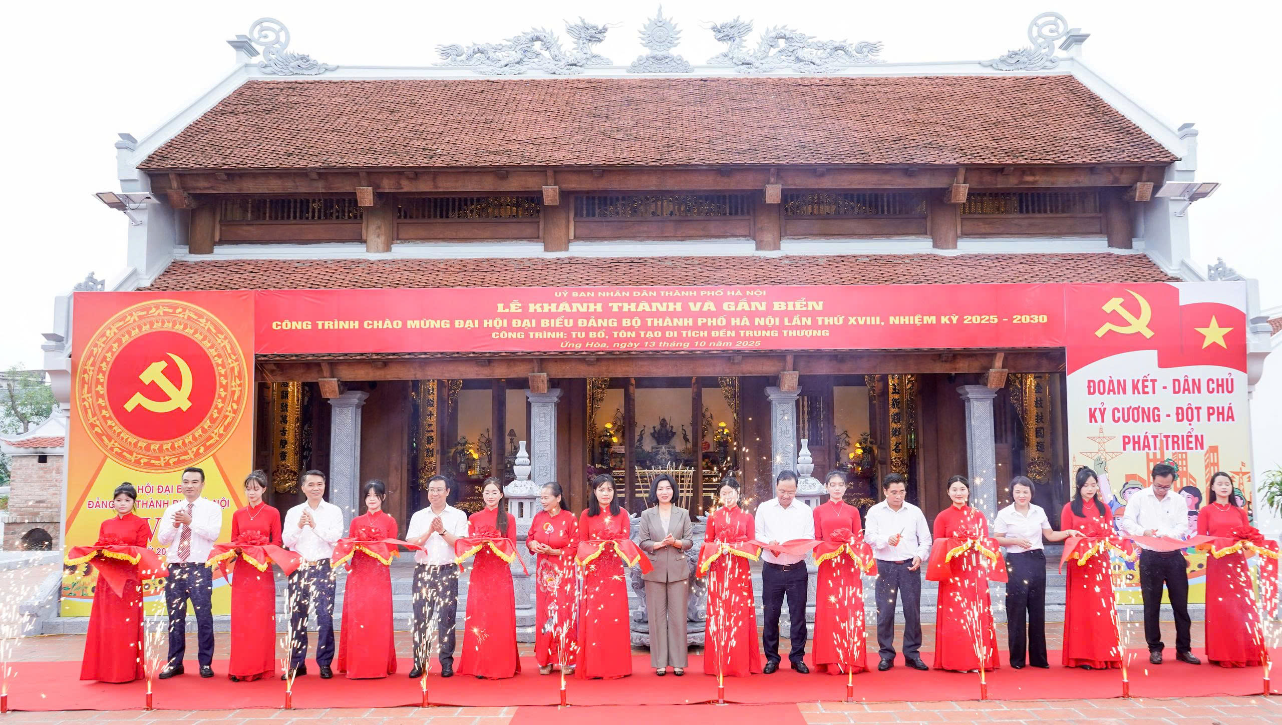 Ứng Hoà: Khánh thành và gắn biển công trình Tu bổ, tôn tạo di tích Đền Trung Thượng - ảnh 3