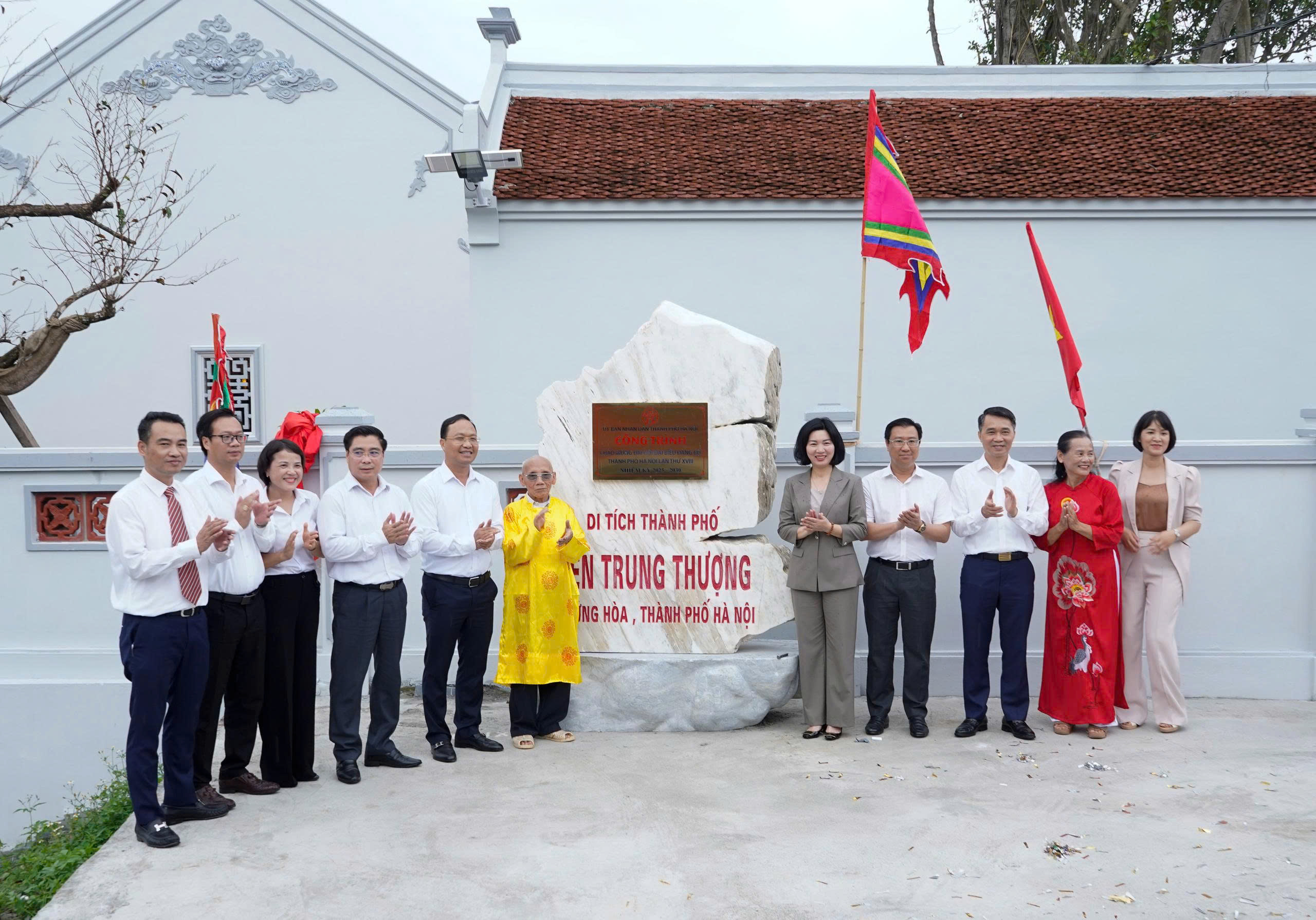 Ứng Hoà: Khánh thành và gắn biển công trình Tu bổ, tôn tạo di tích Đền Trung Thượng - ảnh 4