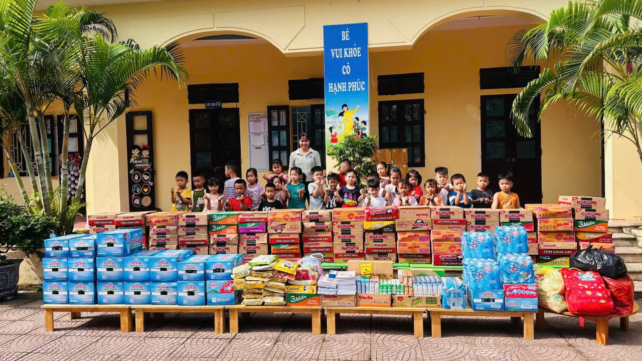 Xã Ứng Thiên mang nhiều chuyến hàng tình nghĩa đến với đồng bào bị ảnh hưởng lũ lụt ở Thái Nguyên - ảnh 2