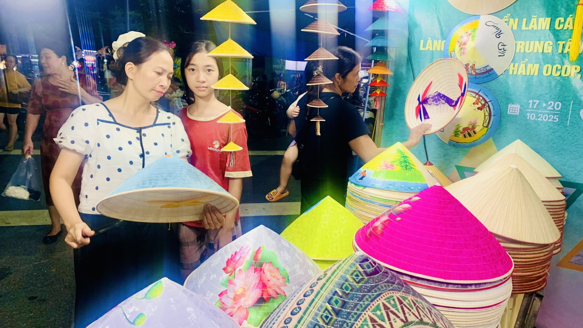 Hàng nghìn người dân tham gia triển lãm giao thương kết nối các sản phẩm OCOP, làng nghề xã Thạch Thất - ảnh 3