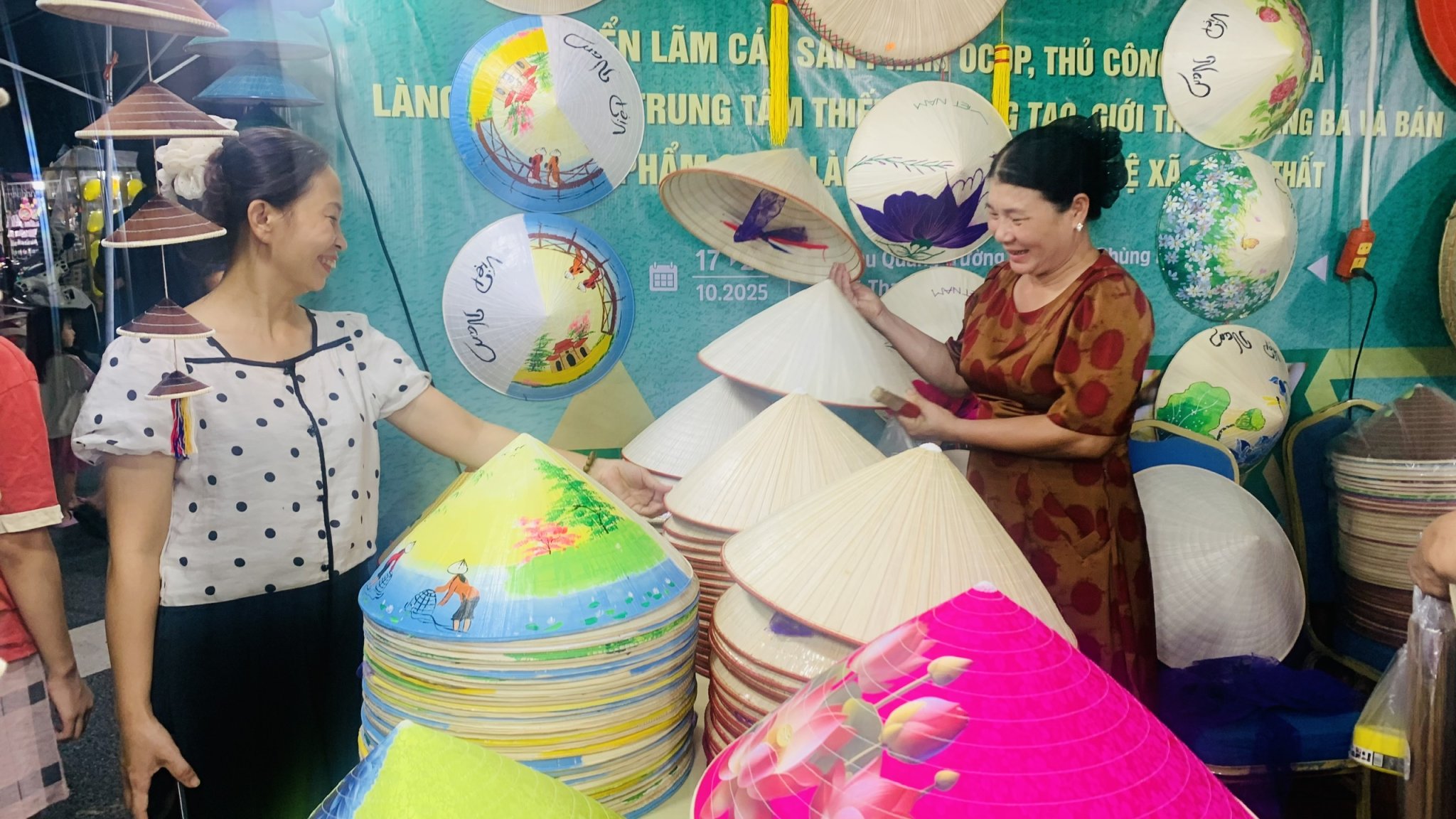 Hàng nghìn người dân tham gia triển lãm giao thương kết nối các sản phẩm OCOP, làng nghề xã Thạch Thất - ảnh 4