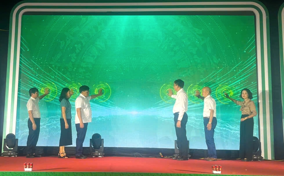 Hàng nghìn người dân tham gia triển lãm giao thương kết nối các sản phẩm OCOP, làng nghề xã Thạch Thất - ảnh 1
