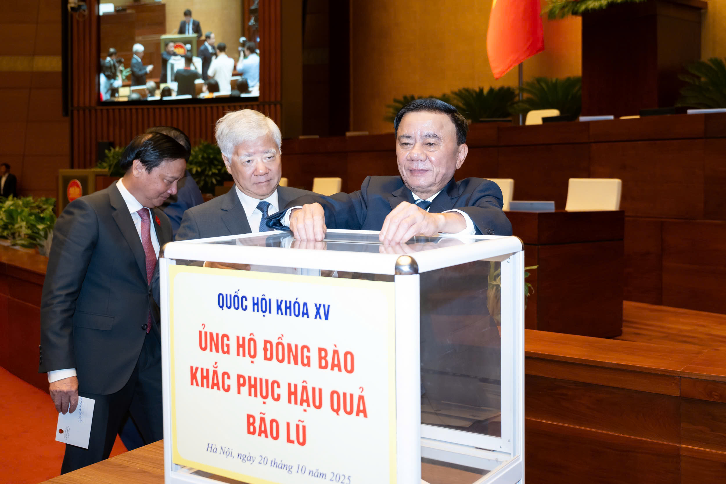 Đại biểu Quốc hội ủng hộ đồng bào khắc phục hậu quả mưa bão - ảnh 5