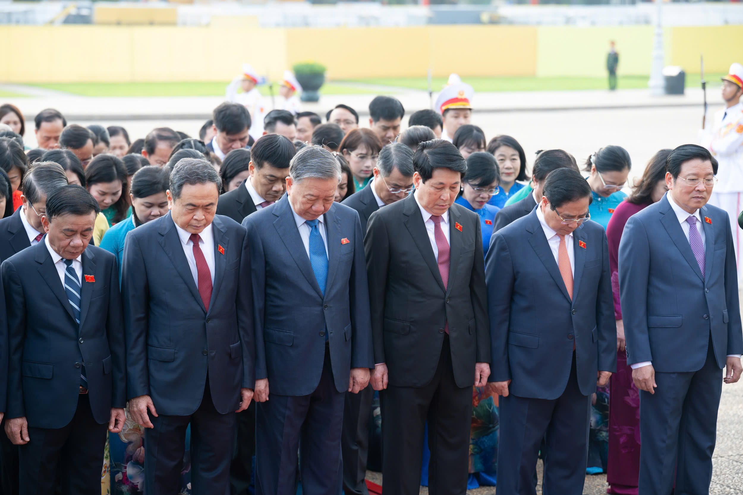 Các đại biểu Quốc hội vào Lăng viếng Chủ tịch Hồ Chí Minh trước Kỳ họp thứ 10, Quốc hội khóa XV - ảnh 2