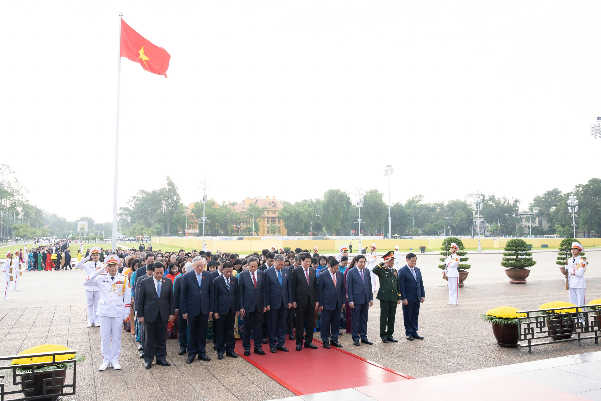 Các đại biểu Quốc hội vào Lăng viếng Chủ tịch Hồ Chí Minh trước Kỳ họp thứ 10, Quốc hội khóa XV - ảnh 3