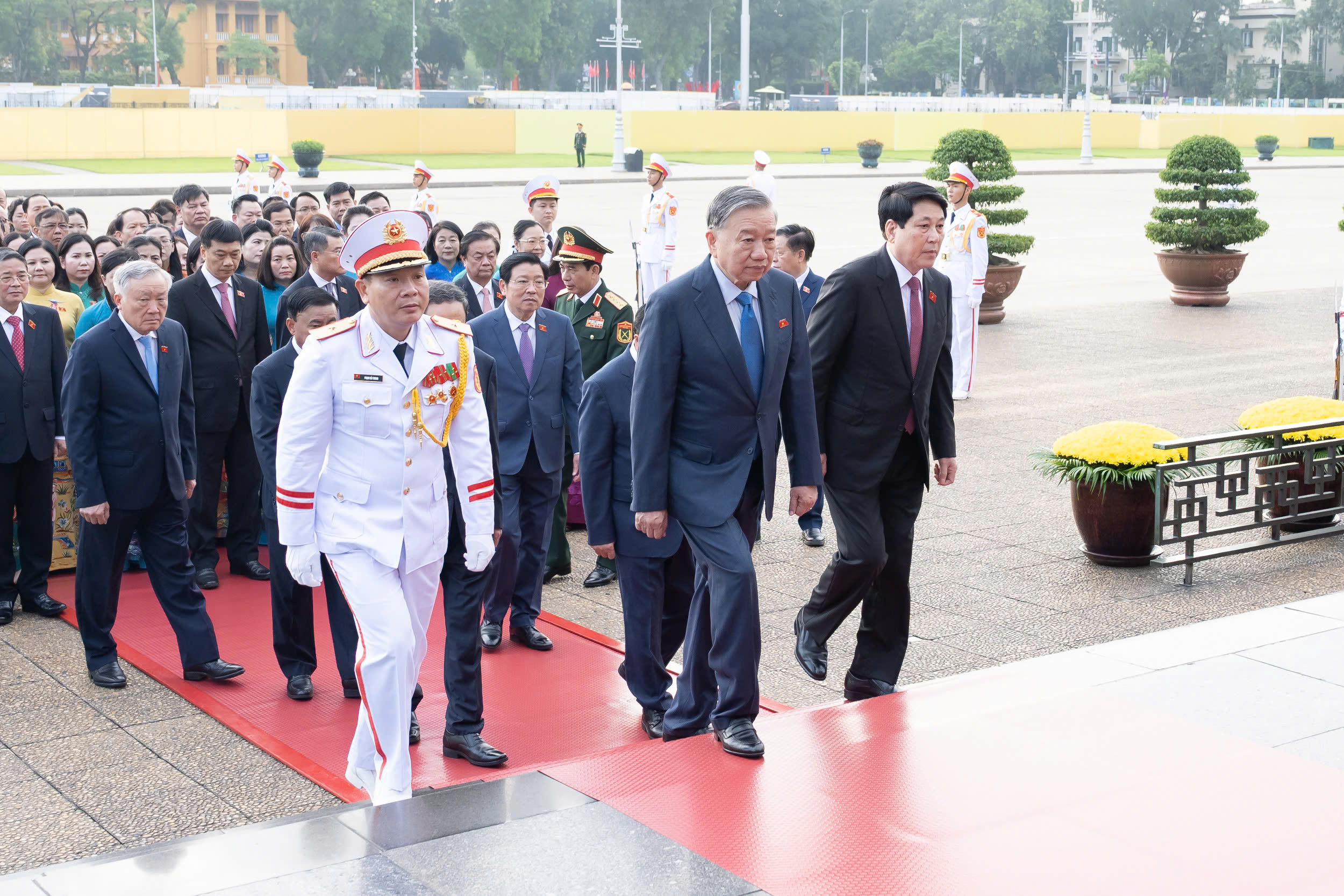 Các đại biểu Quốc hội vào Lăng viếng Chủ tịch Hồ Chí Minh trước Kỳ họp thứ 10, Quốc hội khóa XV - ảnh 6