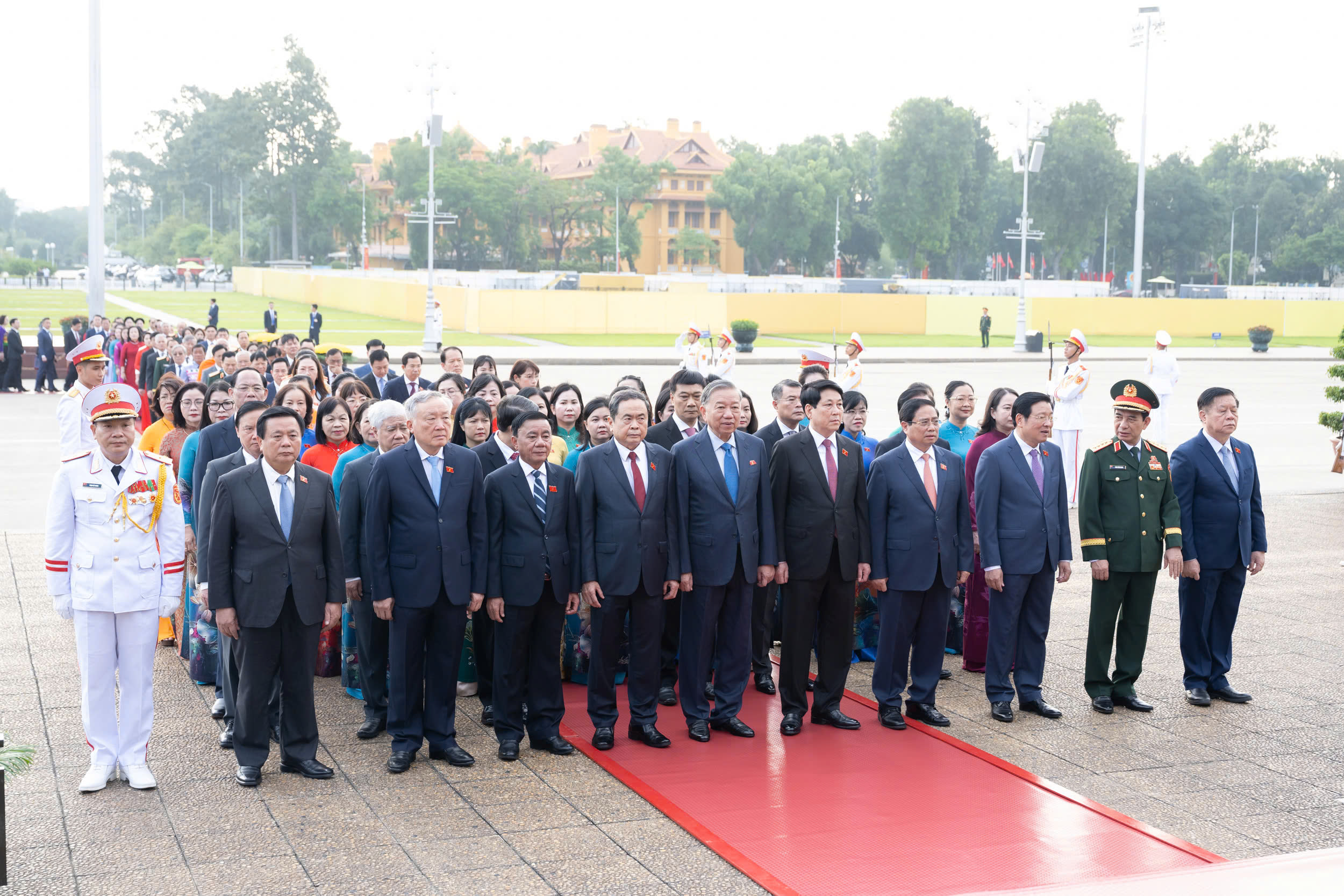 Các đại biểu Quốc hội vào Lăng viếng Chủ tịch Hồ Chí Minh trước Kỳ họp thứ 10, Quốc hội khóa XV - ảnh 4