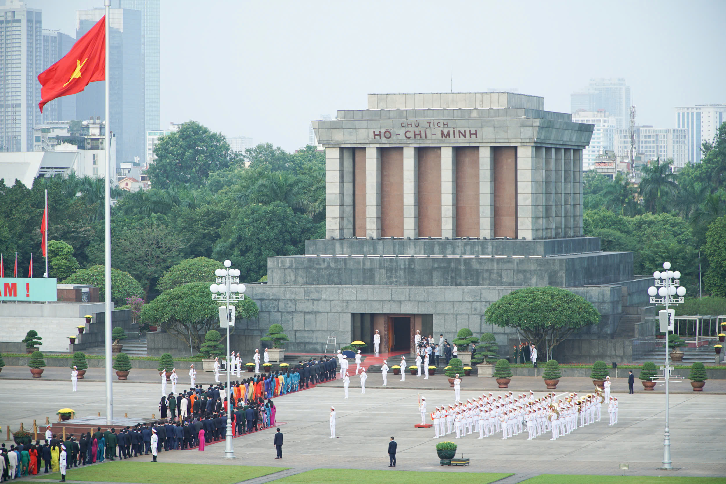 Các đại biểu Quốc hội vào Lăng viếng Chủ tịch Hồ Chí Minh trước Kỳ họp thứ 10, Quốc hội khóa XV - ảnh 5