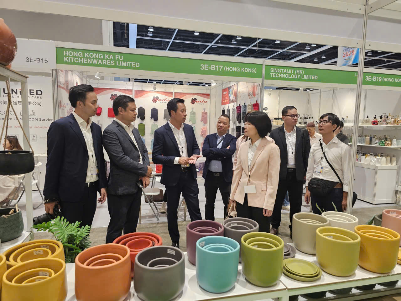 Gần 20 doanh nghiệp Hà Nội tham dự Hội chợ quốc tế hàng thủ công mỹ nghệ tại Hồng Kông - ảnh 3