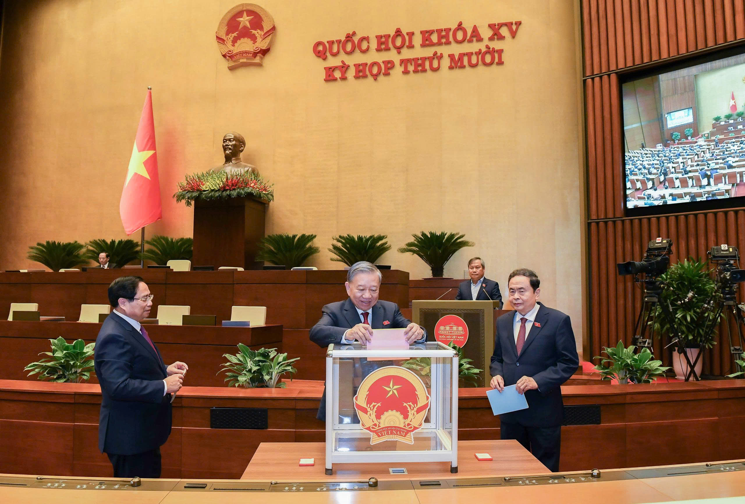 Kiện toàn nhân sự Tổng Thư ký Quốc hội và hai Chủ nhiệm Ủy ban của Quốc hội - ảnh 3