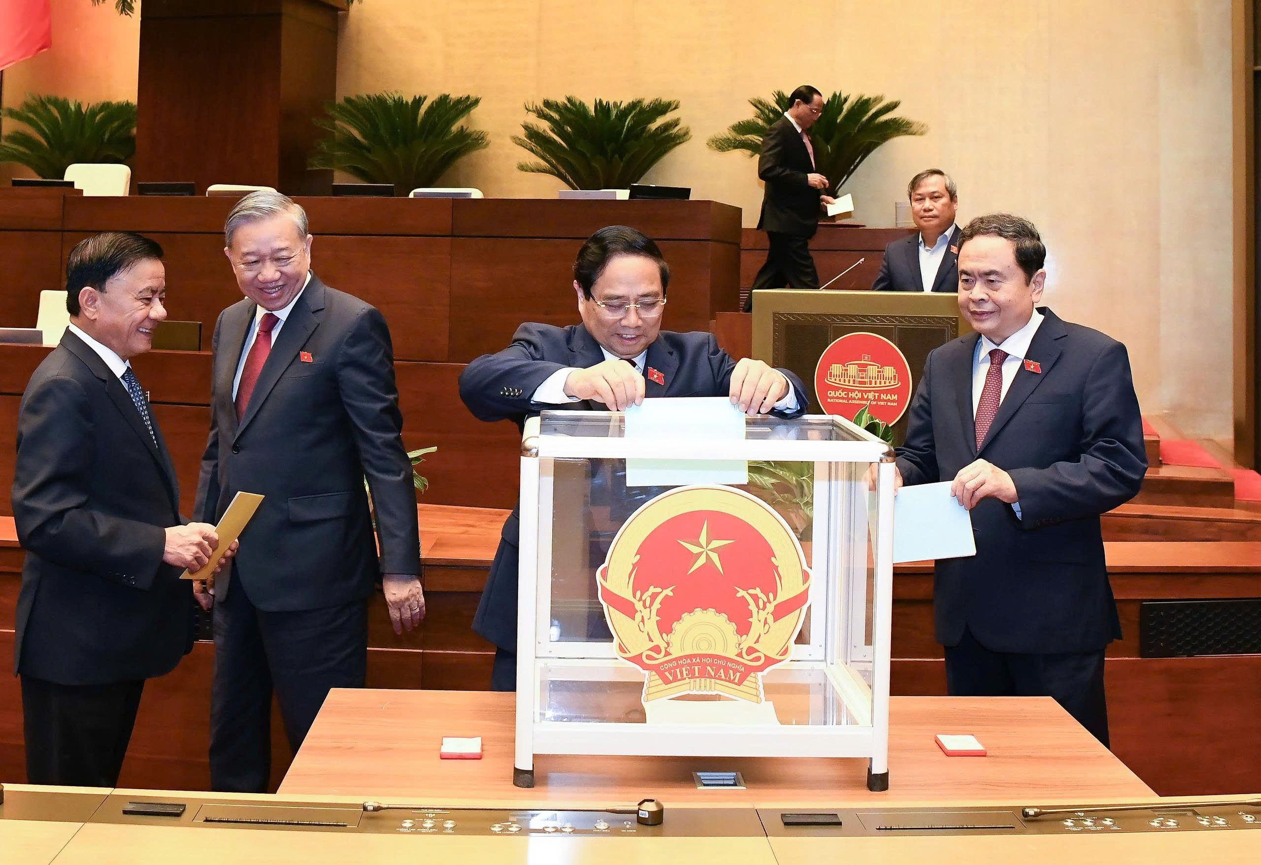 Kiện toàn nhân sự Tổng Thư ký Quốc hội và hai Chủ nhiệm Ủy ban của Quốc hội - ảnh 4