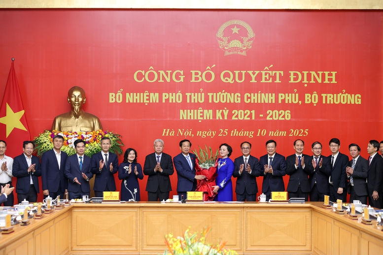 Thủ tướng Phạm Minh Chính trao quyết định bổ nhiệm và giao nhiệm vụ cho 2 Phó Thủ tướng, 3 Bộ trưởng - ảnh 4