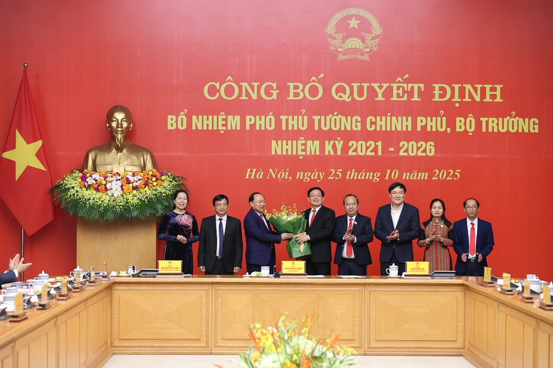 Thủ tướng Phạm Minh Chính trao quyết định bổ nhiệm và giao nhiệm vụ cho 2 Phó Thủ tướng, 3 Bộ trưởng - ảnh 5