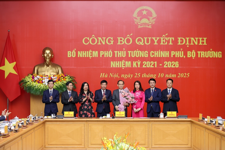 Thủ tướng Phạm Minh Chính trao quyết định bổ nhiệm và giao nhiệm vụ cho 2 Phó Thủ tướng, 3 Bộ trưởng - ảnh 6