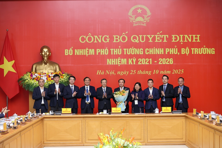 Thủ tướng Phạm Minh Chính trao quyết định bổ nhiệm và giao nhiệm vụ cho 2 Phó Thủ tướng, 3 Bộ trưởng - ảnh 7