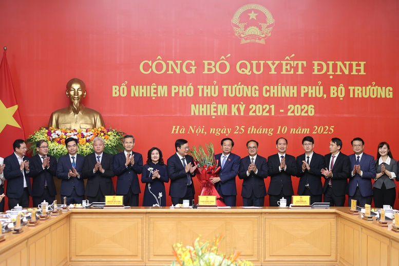 Thủ tướng Phạm Minh Chính trao quyết định bổ nhiệm và giao nhiệm vụ cho 2 Phó Thủ tướng, 3 Bộ trưởng - ảnh 8