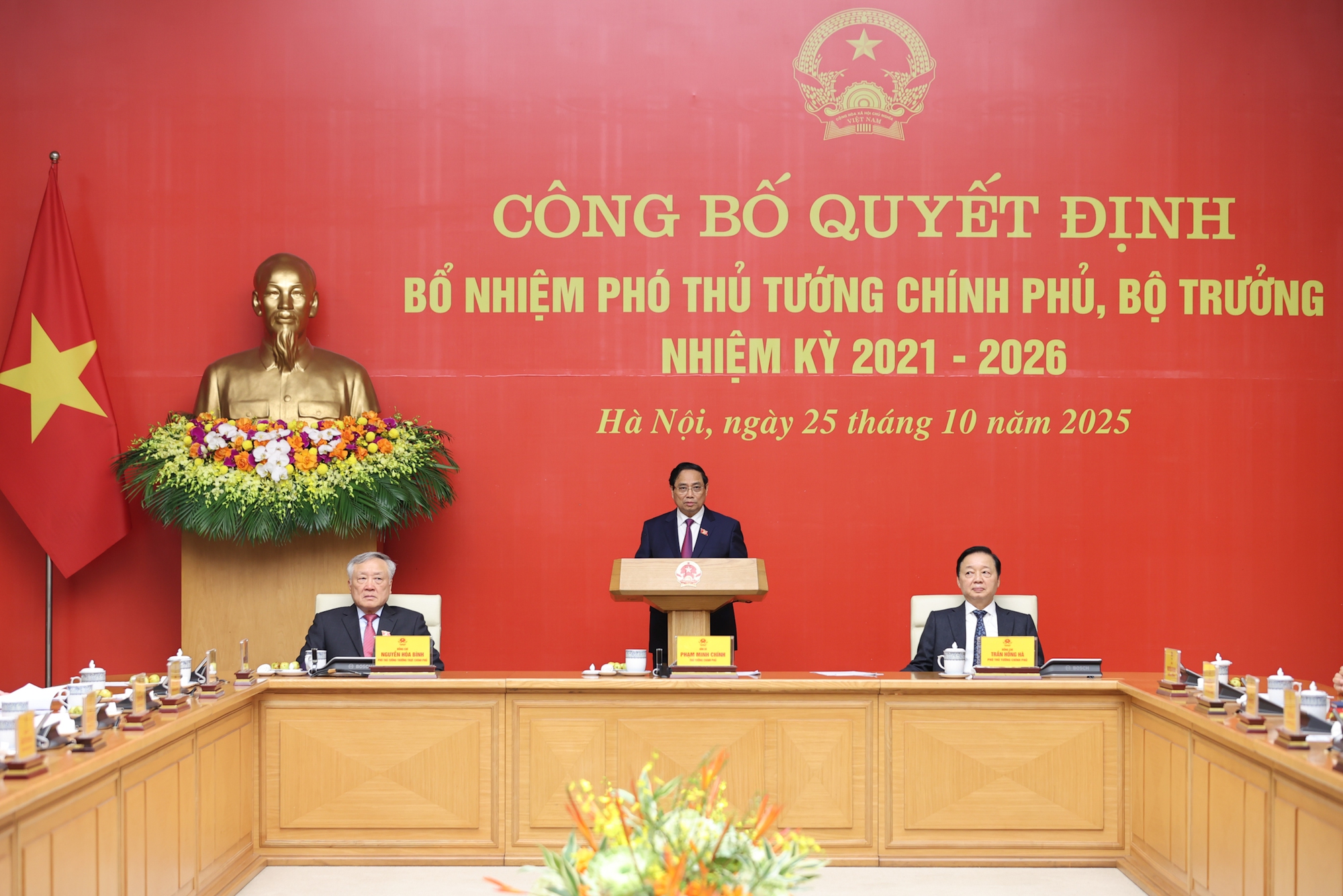 Thủ tướng Phạm Minh Chính trao quyết định bổ nhiệm và giao nhiệm vụ cho 2 Phó Thủ tướng, 3 Bộ trưởng - ảnh 3