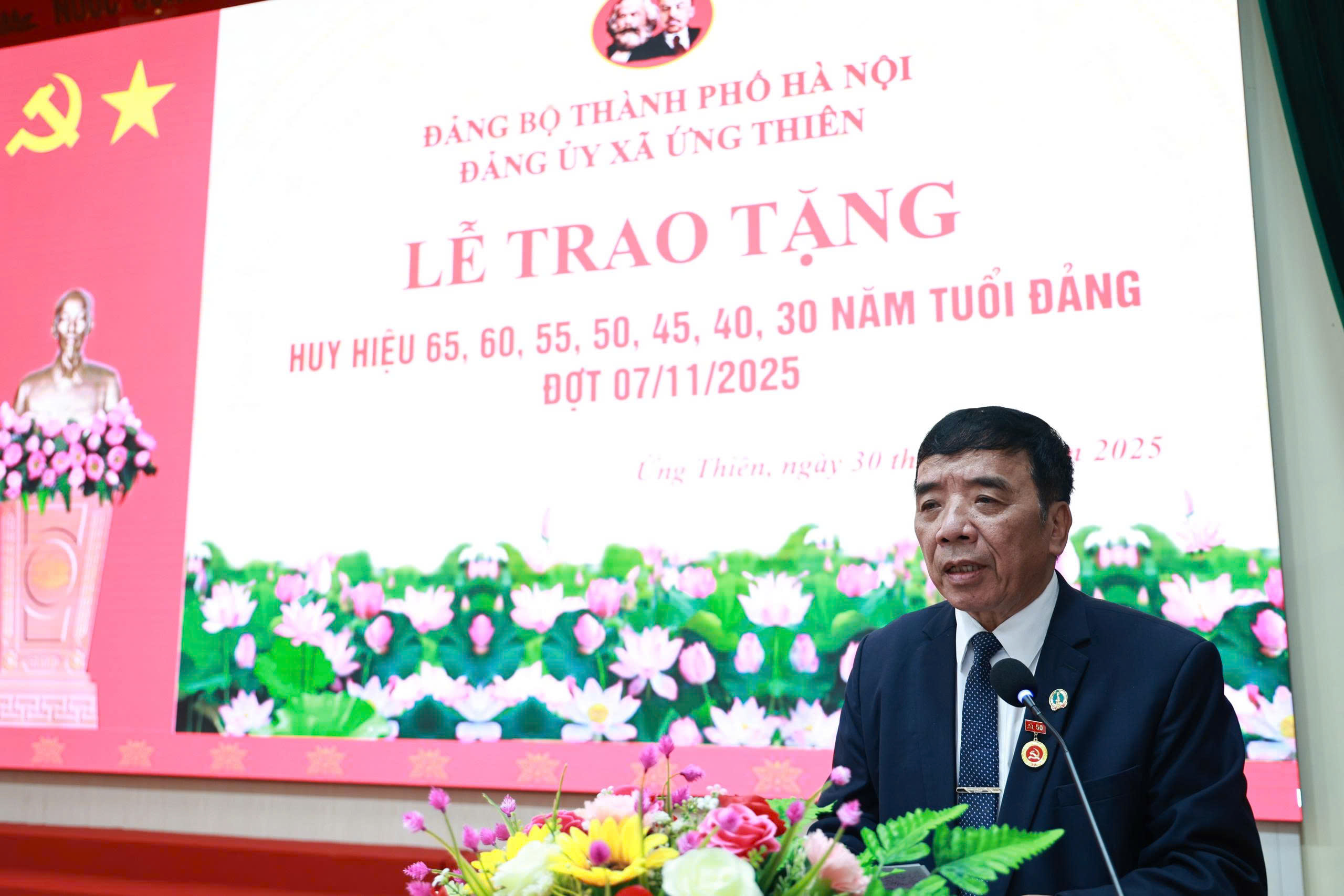 Xã Ứng Thiên trao Huy hiệu Đảng cho 31 đảng viên tiêu biểu - ảnh 2