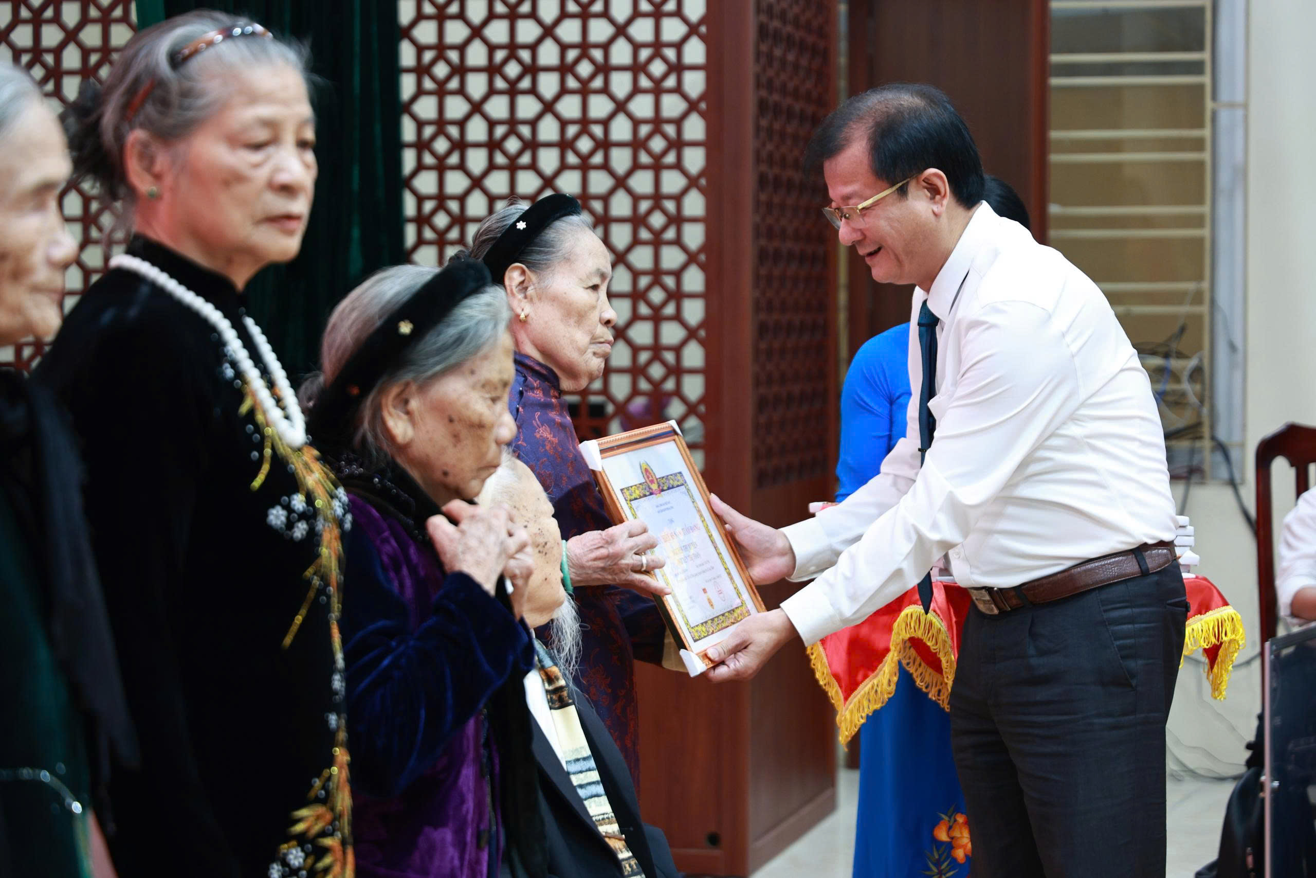 Xã Ứng Thiên trao Huy hiệu Đảng cho 31 đảng viên tiêu biểu - ảnh 3