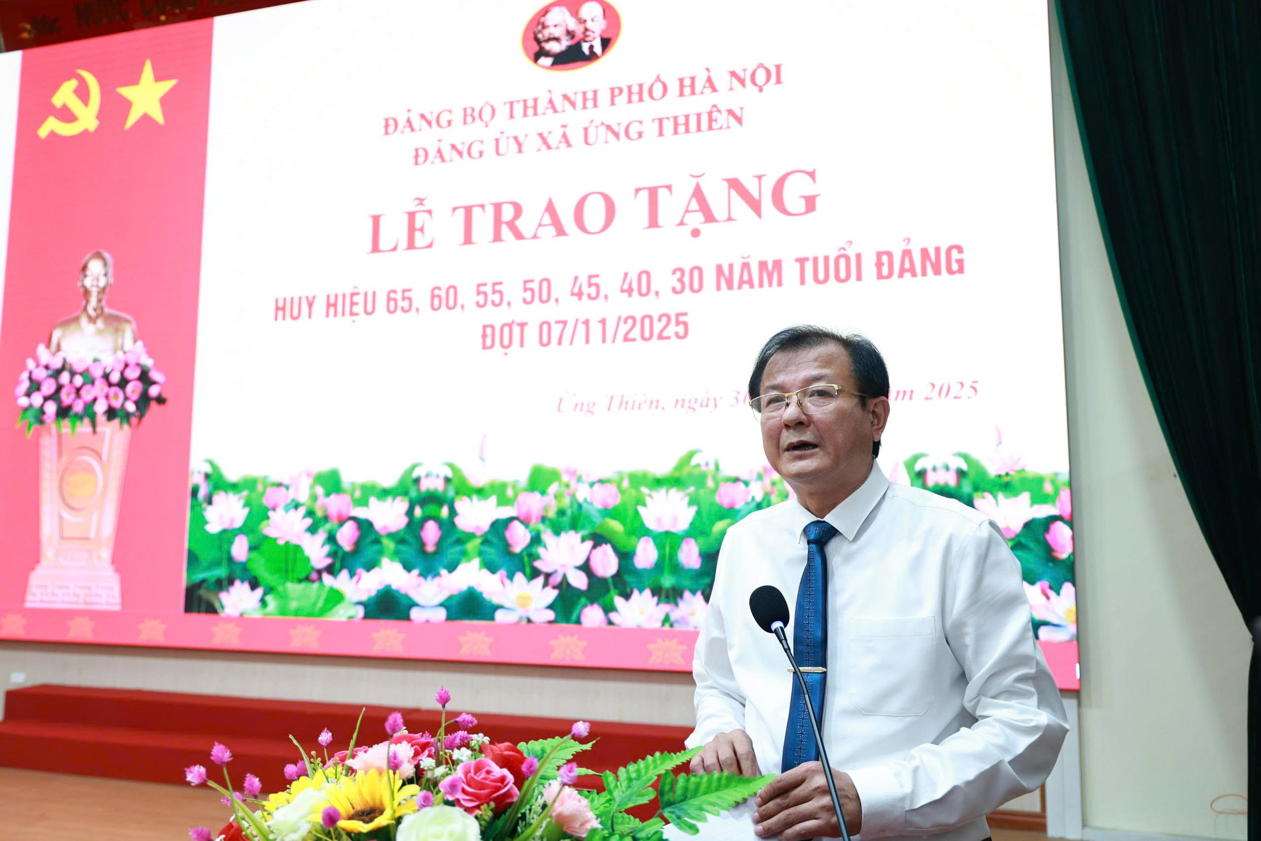 Xã Ứng Thiên trao Huy hiệu Đảng cho 31 đảng viên tiêu biểu - ảnh 1