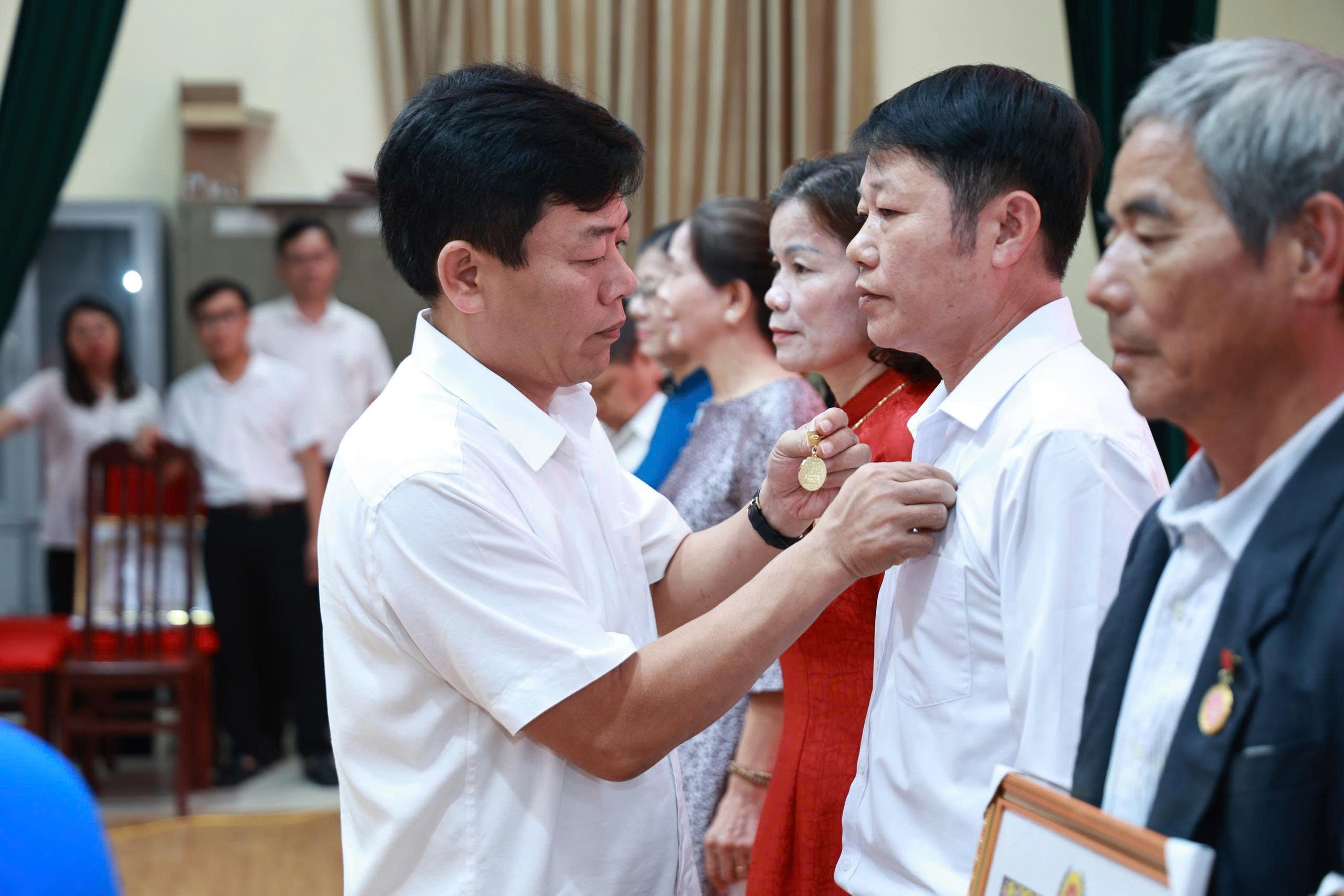 Xã Ứng Thiên trao Huy hiệu Đảng cho 31 đảng viên tiêu biểu - ảnh 5