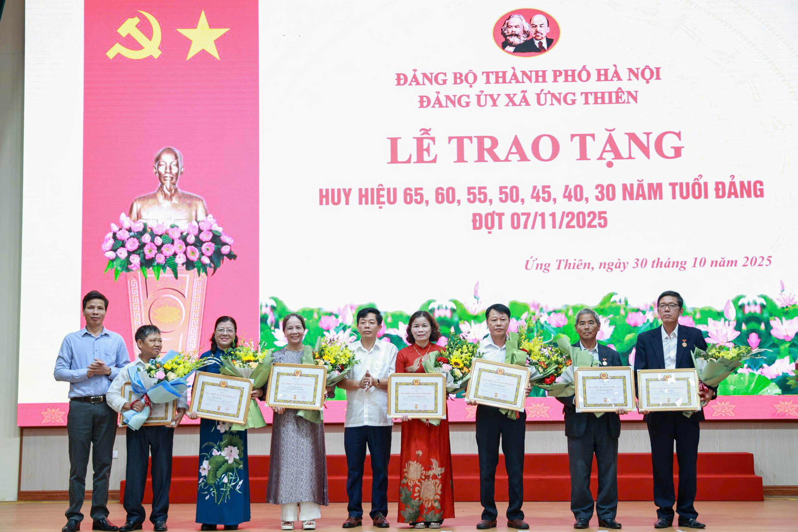 Xã Ứng Thiên trao Huy hiệu Đảng cho 31 đảng viên tiêu biểu - ảnh 8