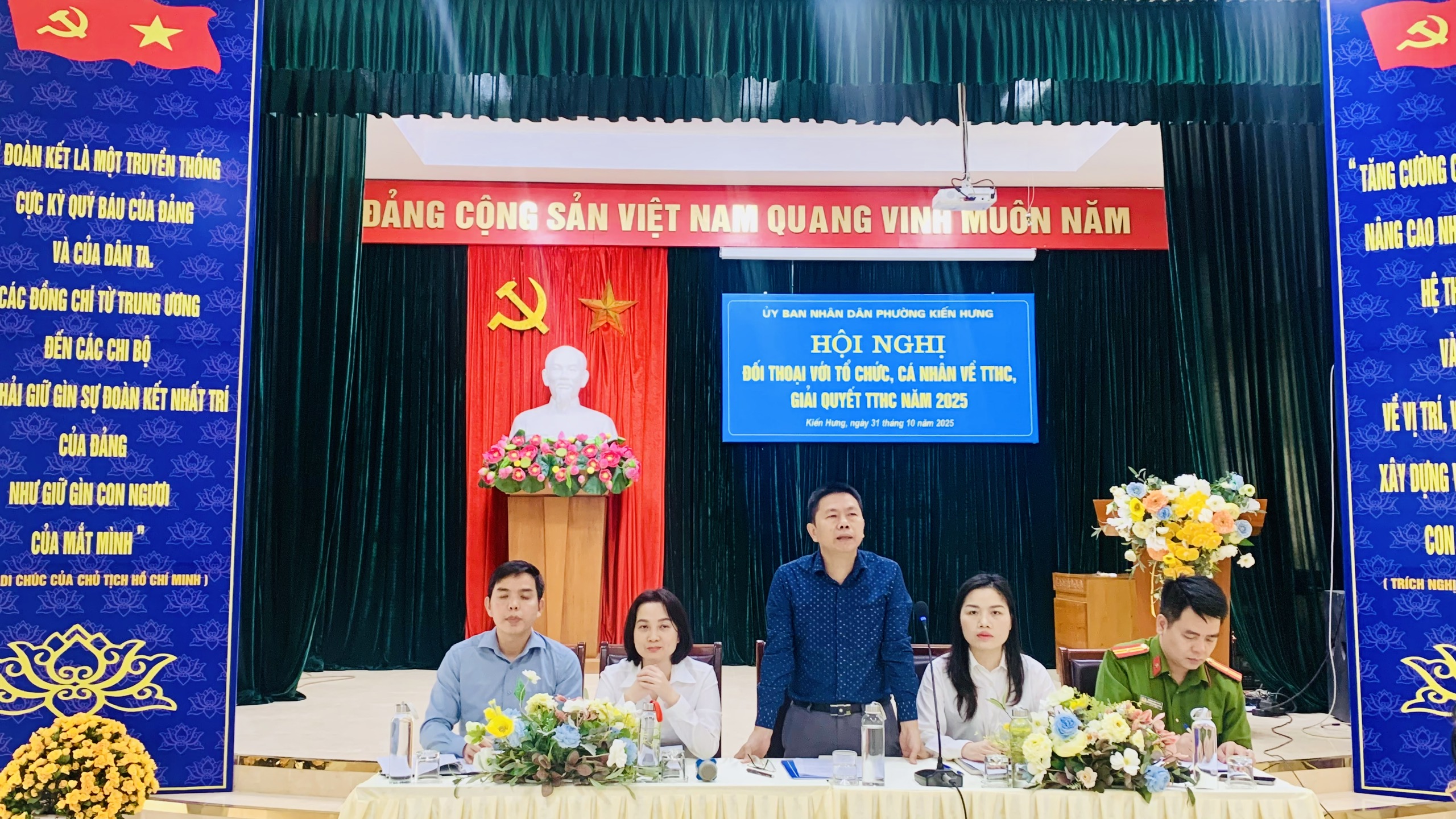 Người dân phường Kiến Hưng được giải đáp các vấn đề về thủ tục hành chính - ảnh 1