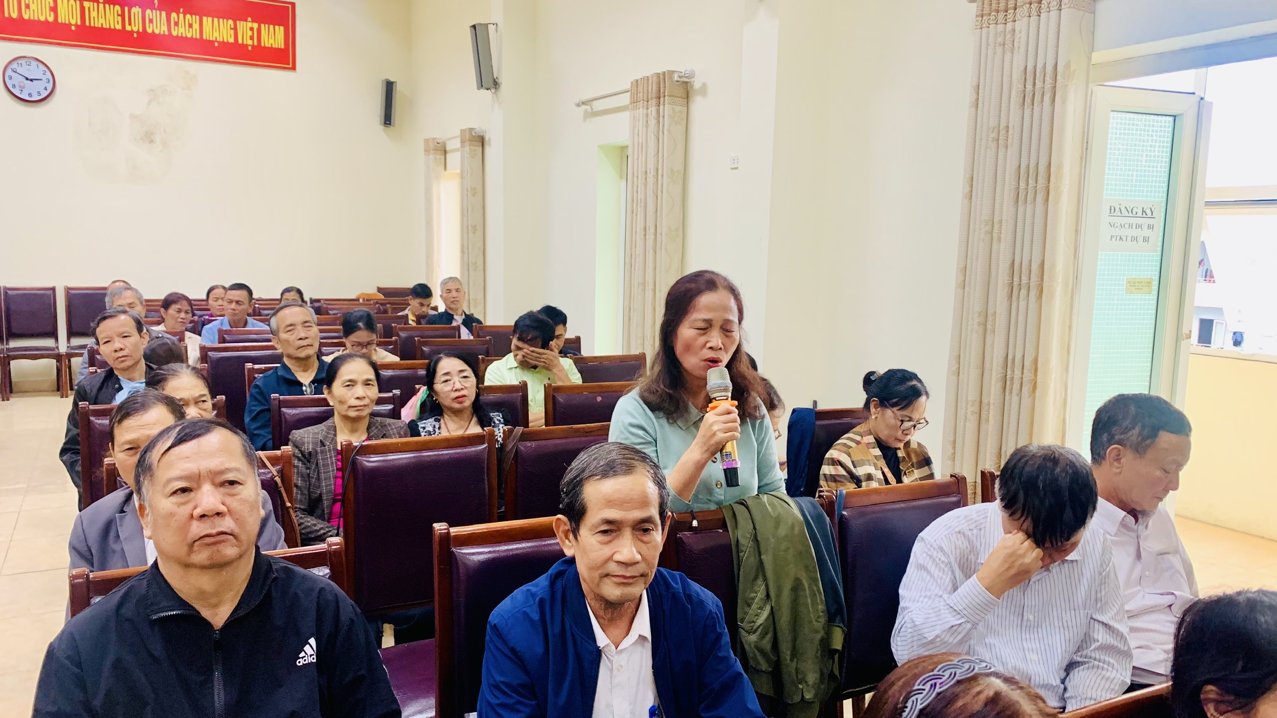 Người dân phường Kiến Hưng được giải đáp các vấn đề về thủ tục hành chính - ảnh 4