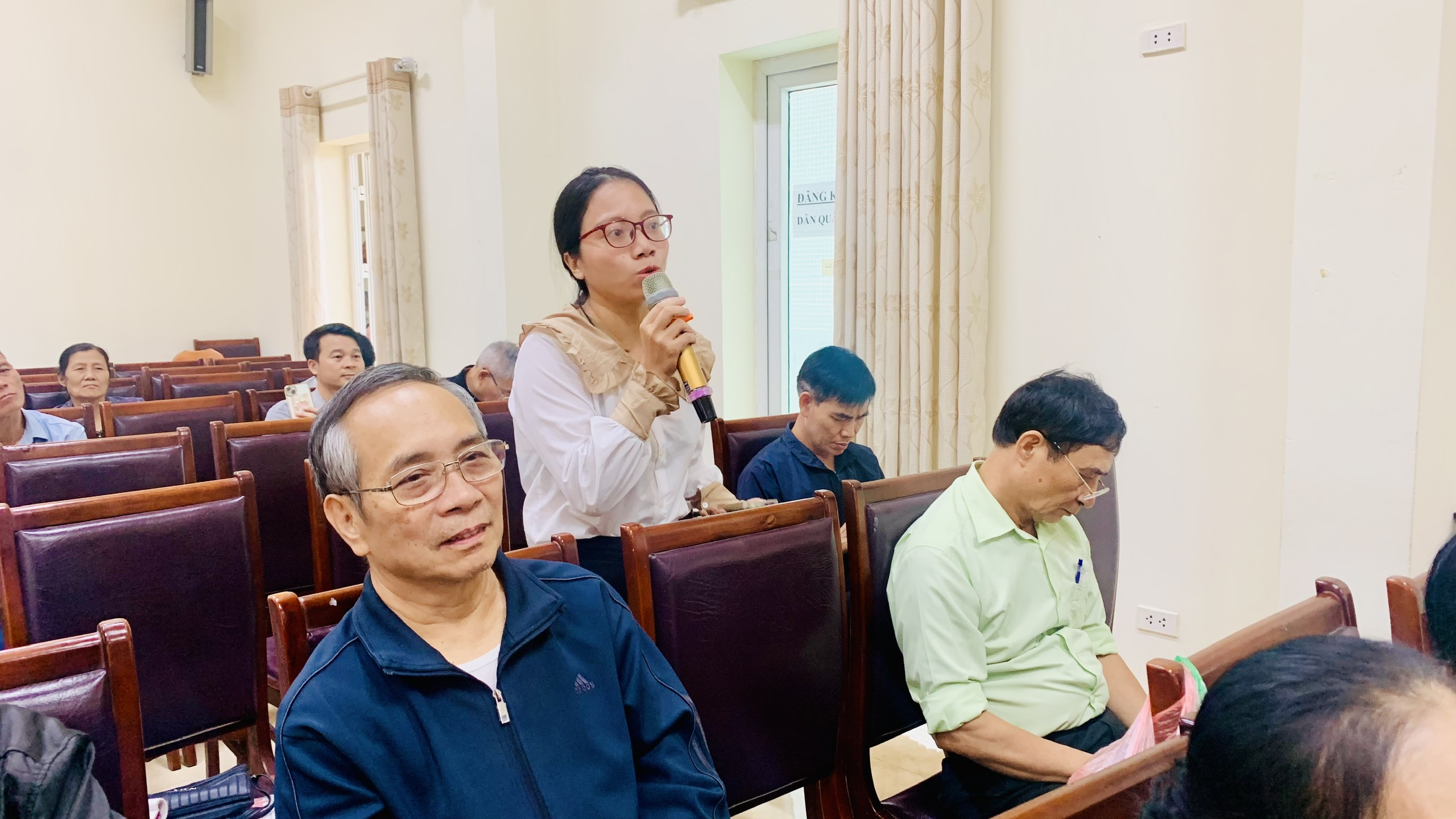 Người dân phường Kiến Hưng được giải đáp các vấn đề về thủ tục hành chính - ảnh 3