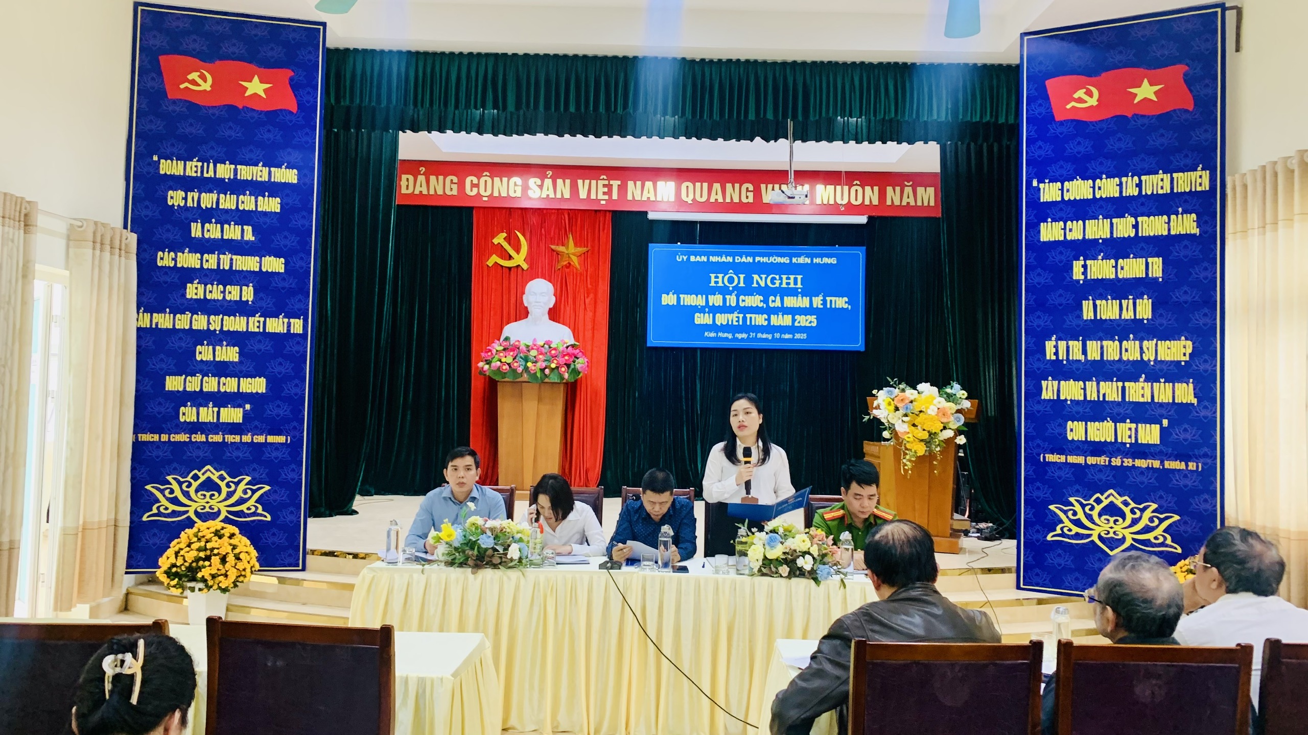 Người dân phường Kiến Hưng được giải đáp các vấn đề về thủ tục hành chính - ảnh 5