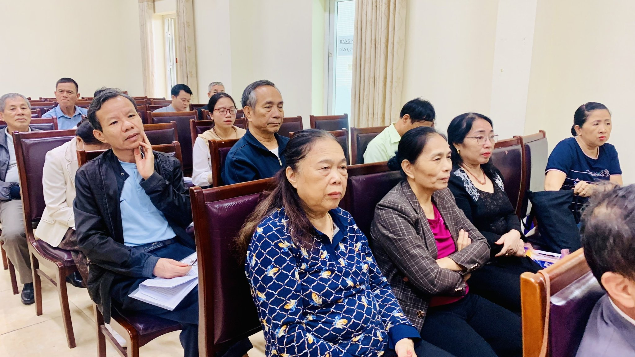 Người dân phường Kiến Hưng được giải đáp các vấn đề về thủ tục hành chính - ảnh 2