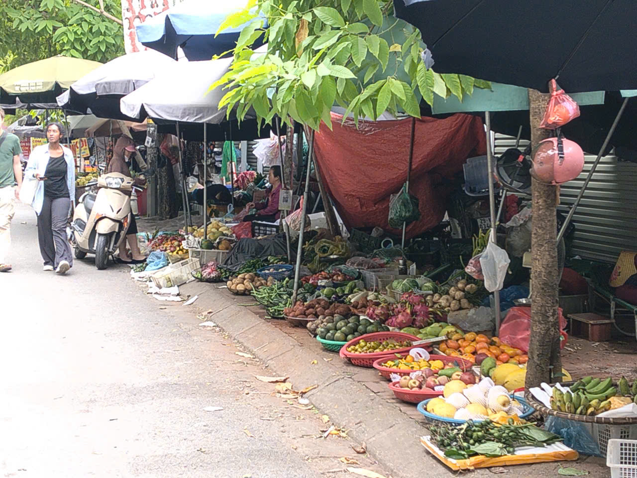 Chợ cóc, chợ tạm lấn vỉa hè, đường giao thông, gây ô nhiễm môi trường - ảnh 3