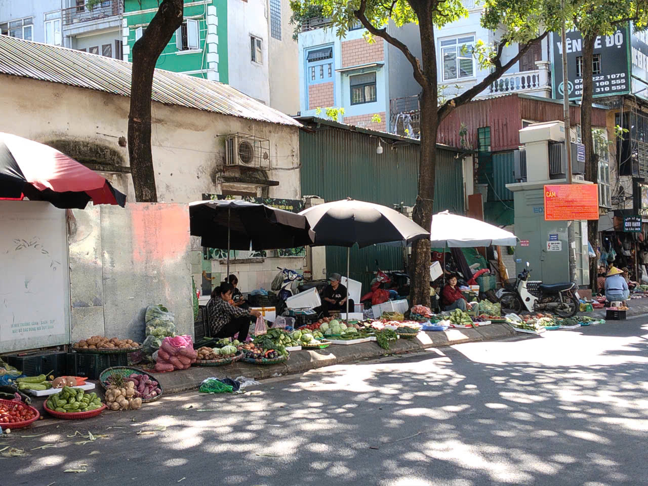 Chợ cóc, chợ tạm lấn vỉa hè, đường giao thông, gây ô nhiễm môi trường - ảnh 1