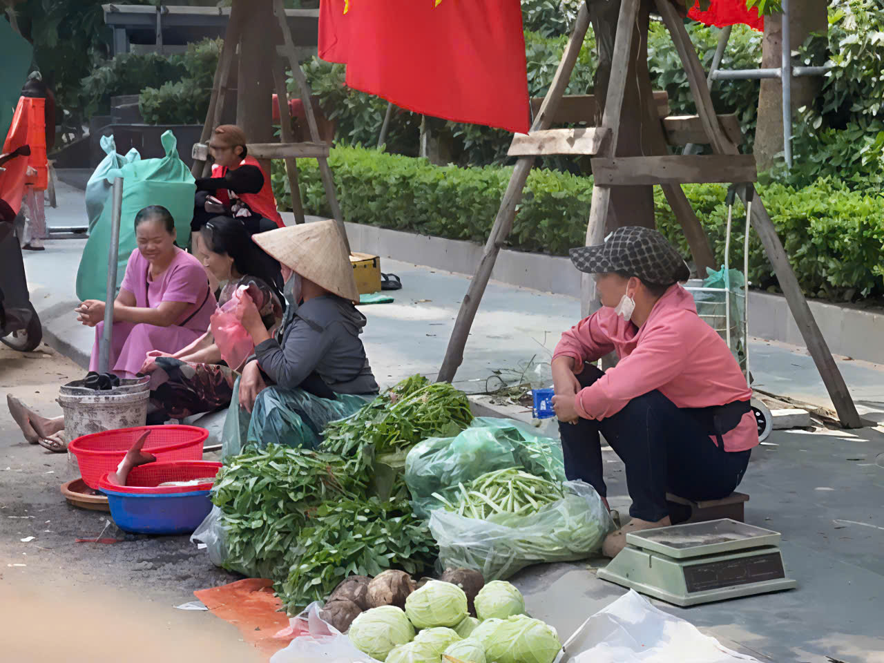 Chợ cóc, chợ tạm lấn vỉa hè, đường giao thông, gây ô nhiễm môi trường - ảnh 4